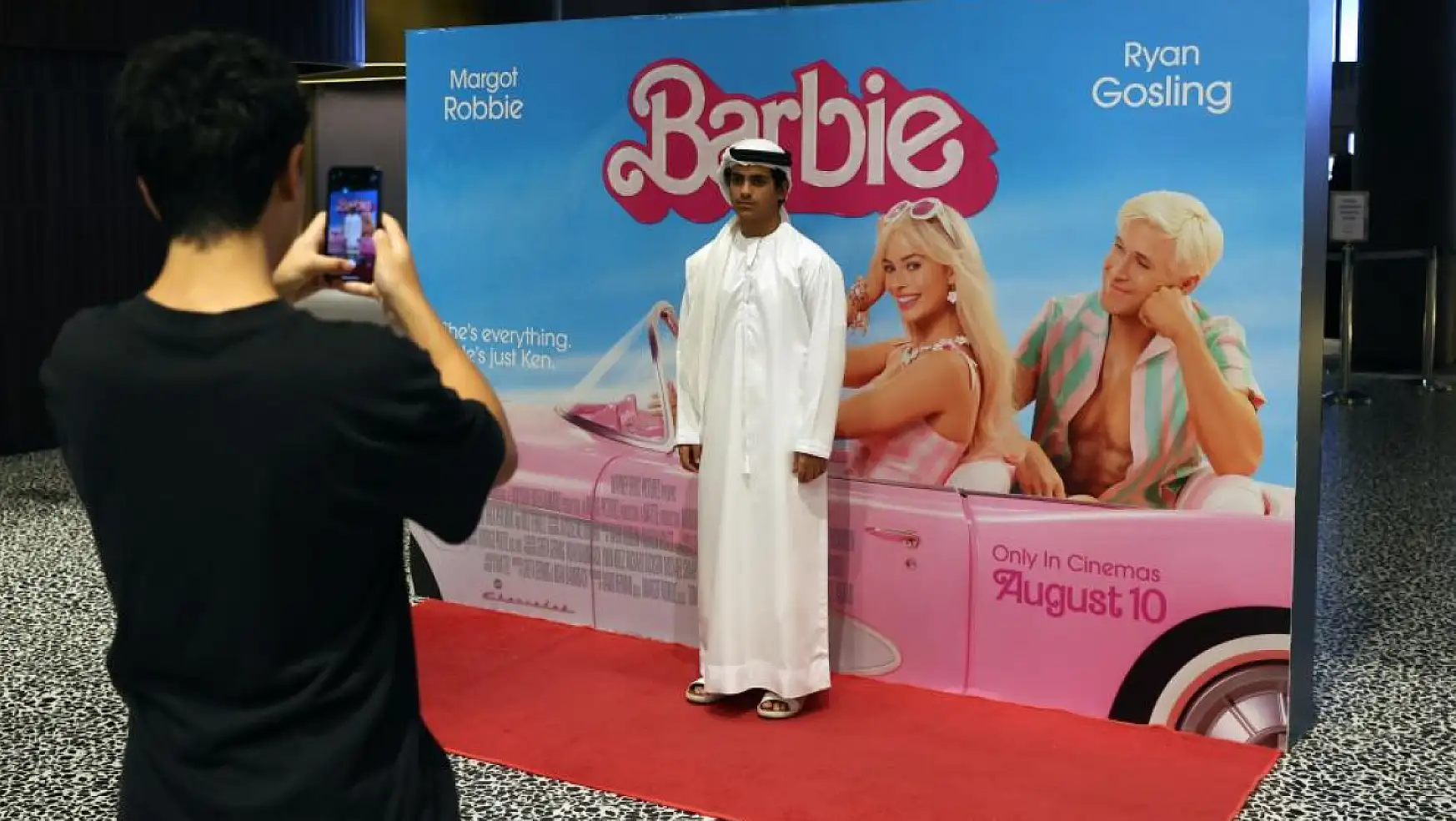Barbie filmi Dubai'de vizyona girdi. Birçok ülkede yasaklanmıştı