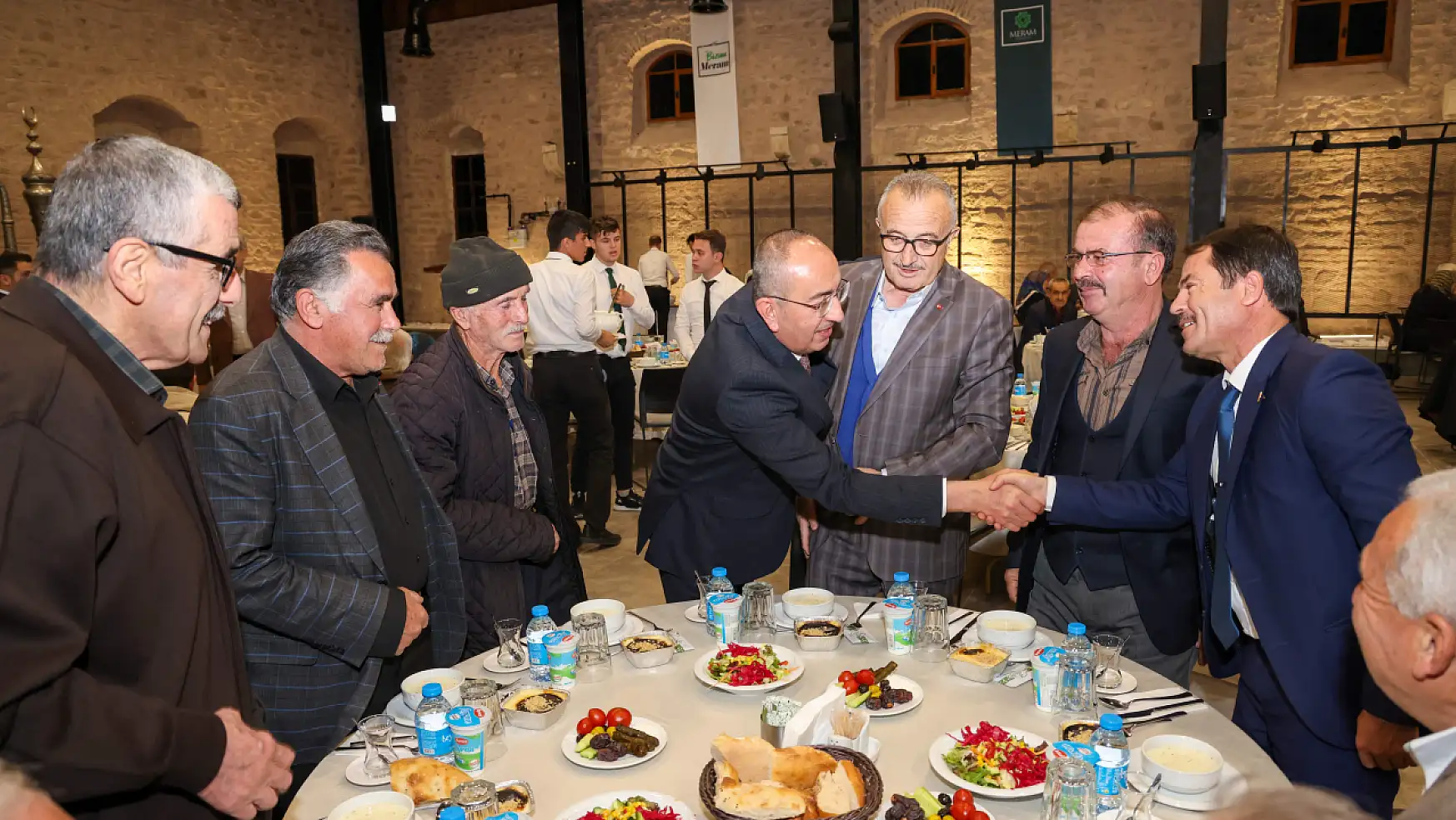 Başkan Kavuş ve Milletvekili adayı Özer muhtarlar ile iftarda buluştu