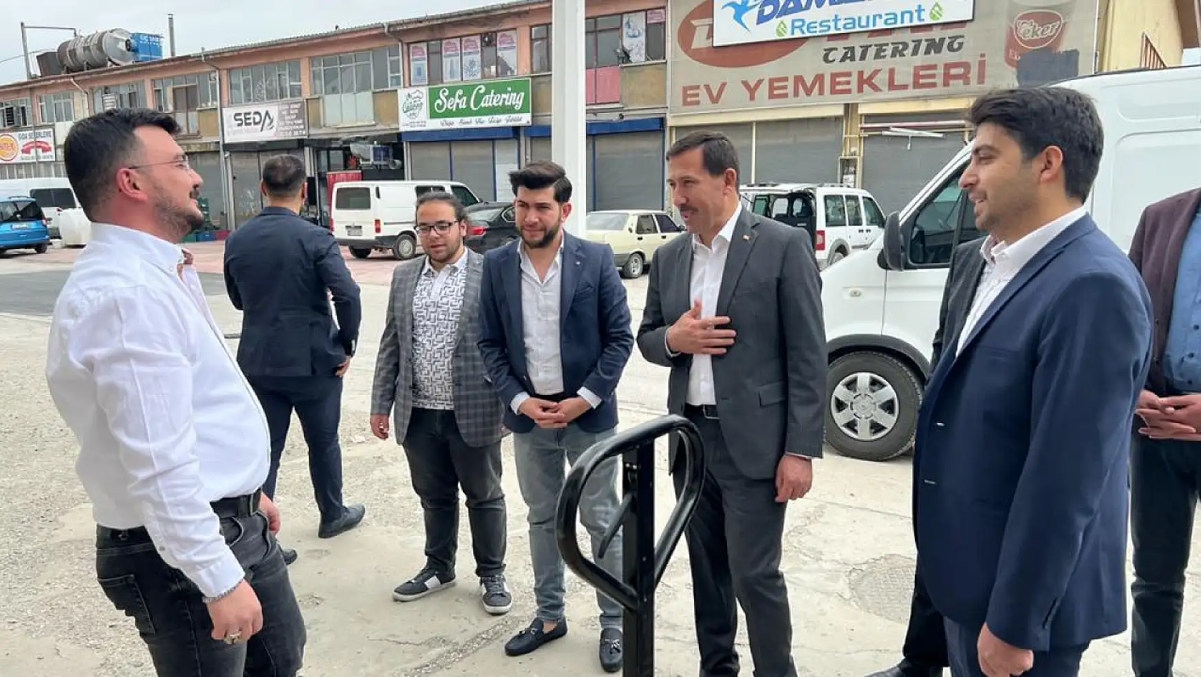 Başkan Kılca, Mehmet Genç ile Muhammed Zeren, şekerciler sanayi sitesi'nde vatandaşlarla buluştu