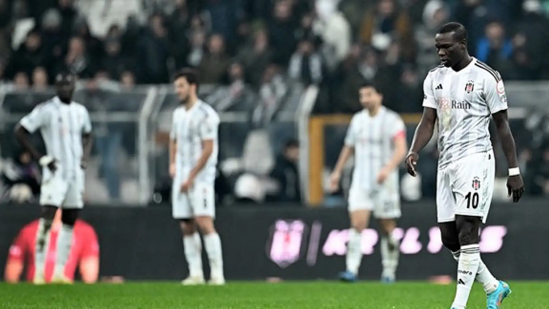 Beşiktaş'ta son dakika 5 yıldız futbolcuyu kadro dışı bıraktı
