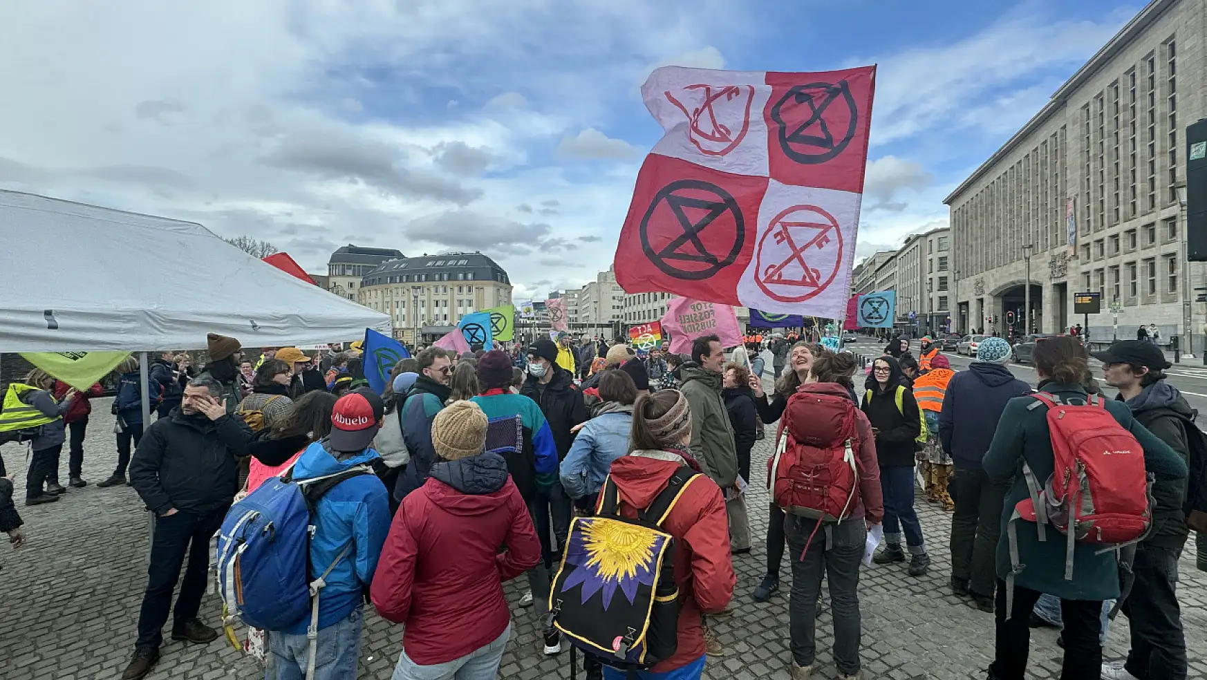Brüksel'de çevre aktivistlerinden fosil yakıtlara karşı eylem düzelendi
