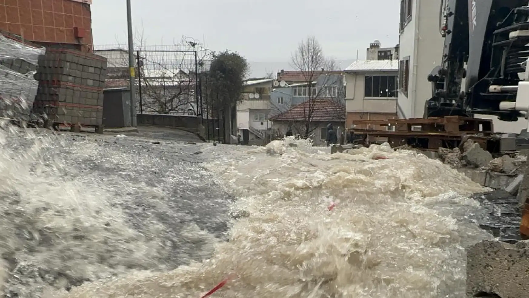Bursa'da yoğun yağış nedeniyle birçok evi su bastı