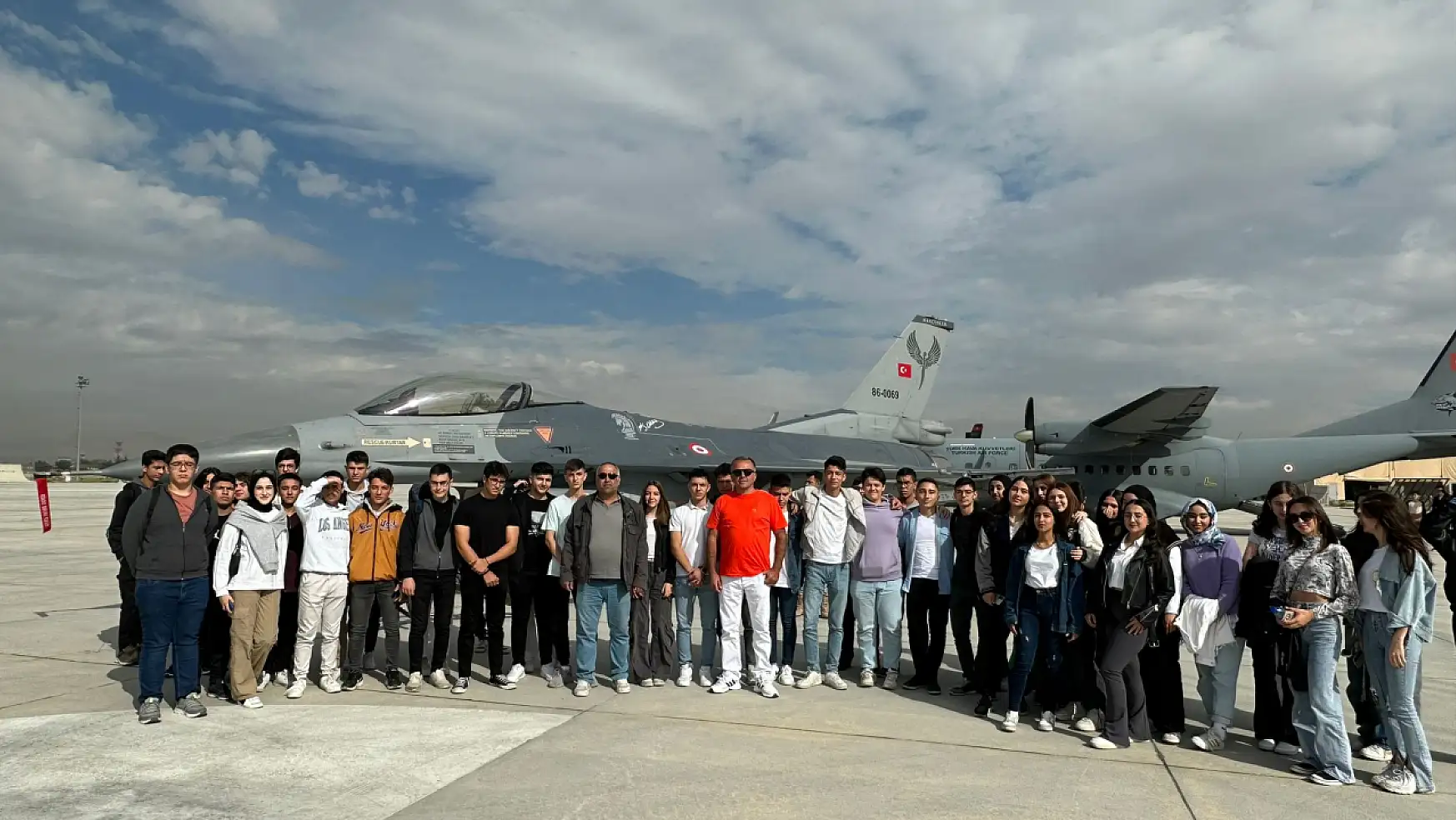 Cahit Zarifoğlu Anadolu Lisesi öğrencileri 3'üncü Ana Jet Üssü'nü ziyaret etti