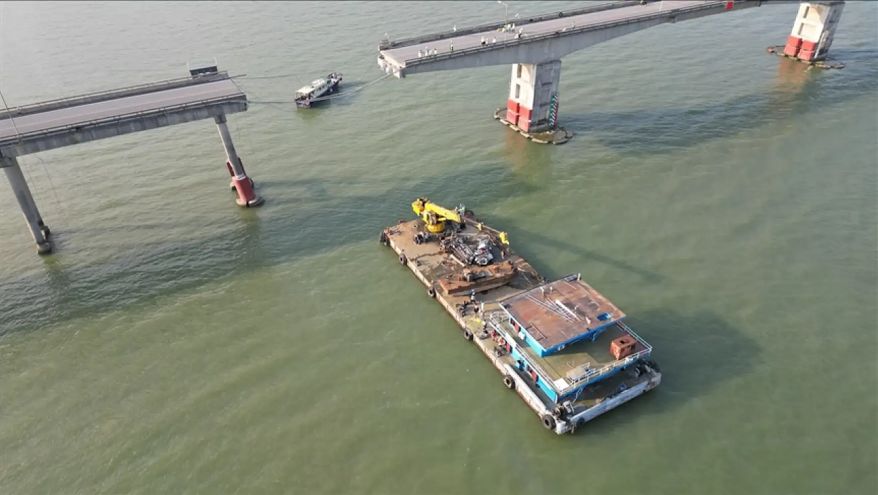 Çin'de kargo gemisi köprüye çarptı: 5 araç köprüden düştü