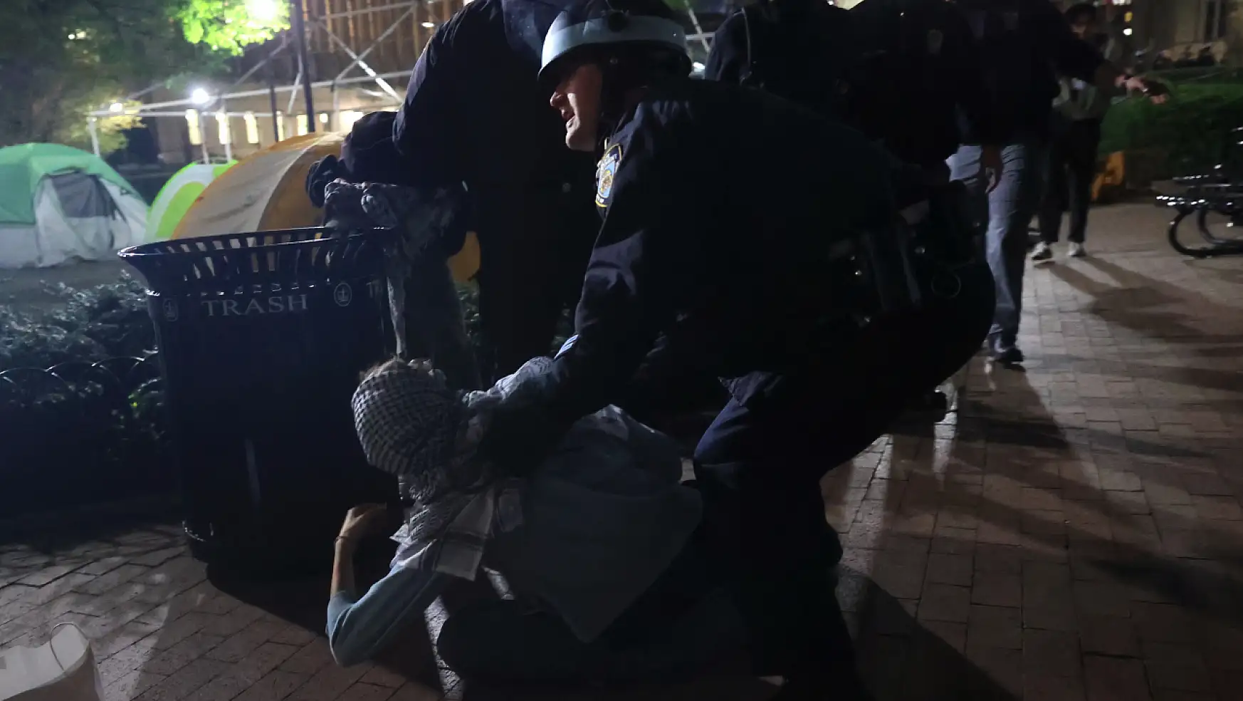 Columbia Üniversitesindeki Filistin destekçisi öğrencilere polis müdahelesi