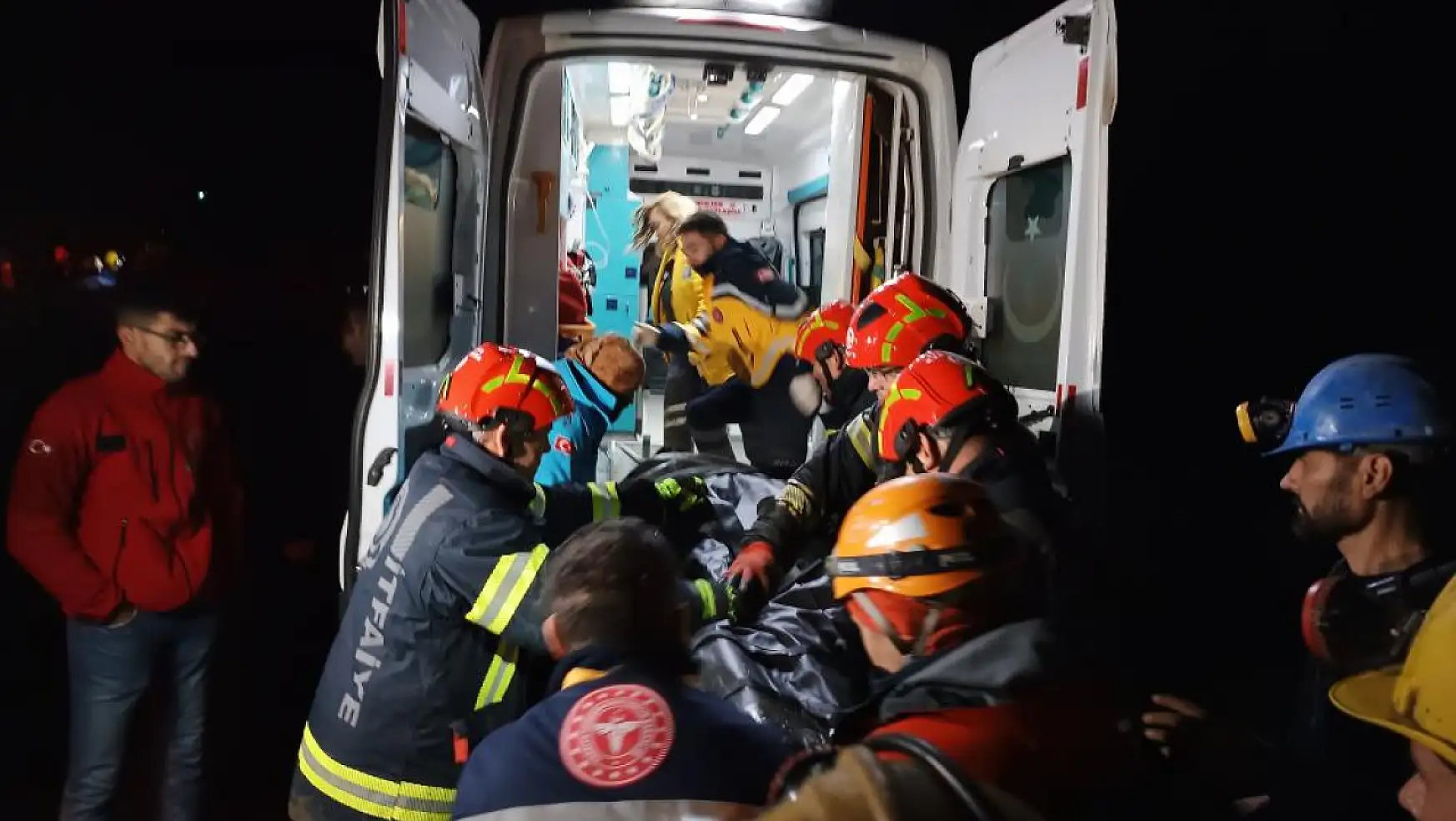 Denizli'de göçük altında kalan işçi 4 saat sonra kurtarıldı