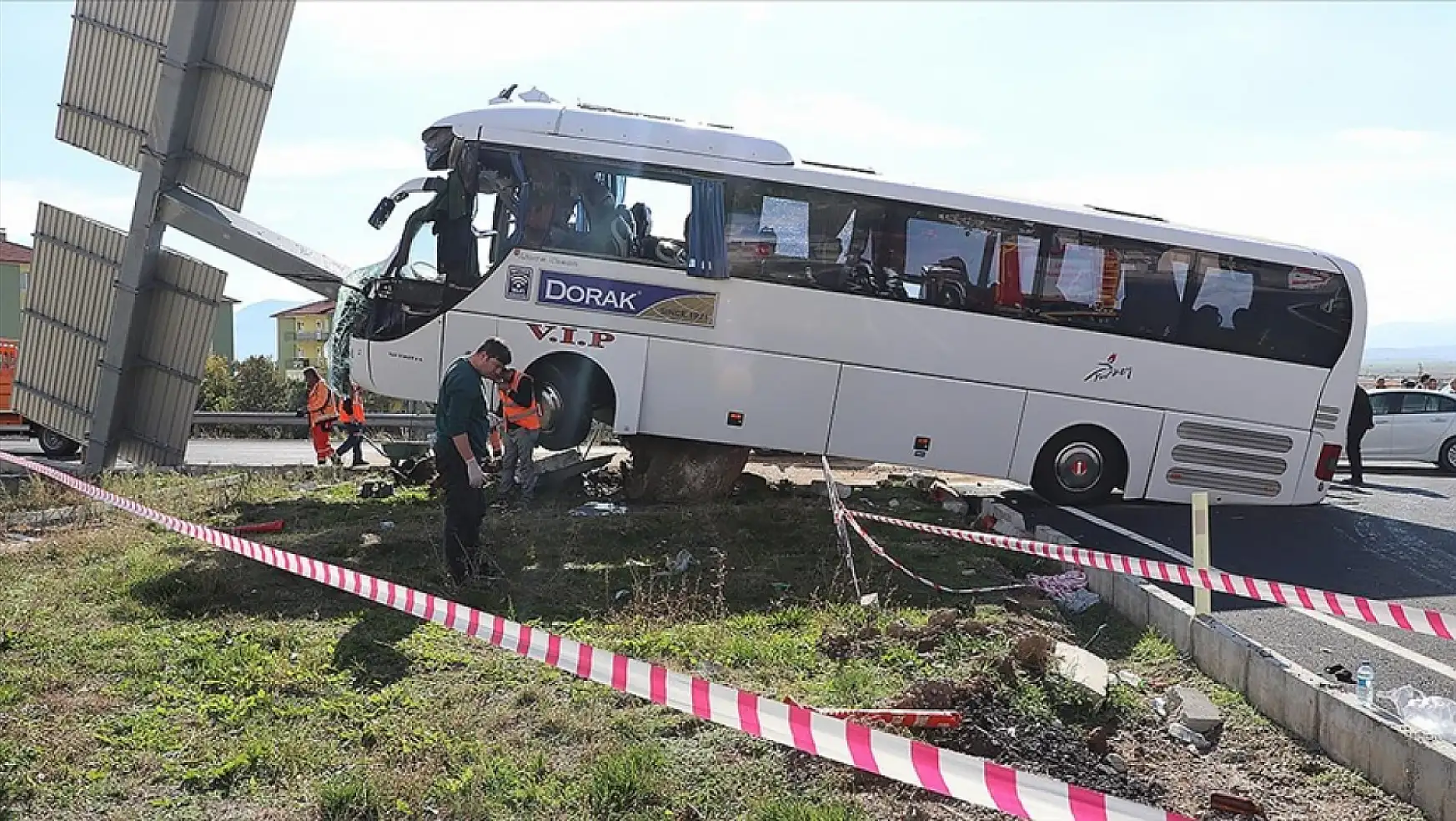 Denizli'de turistleri taşıyan otobüs kaza geçirdi: 30 yaralı!