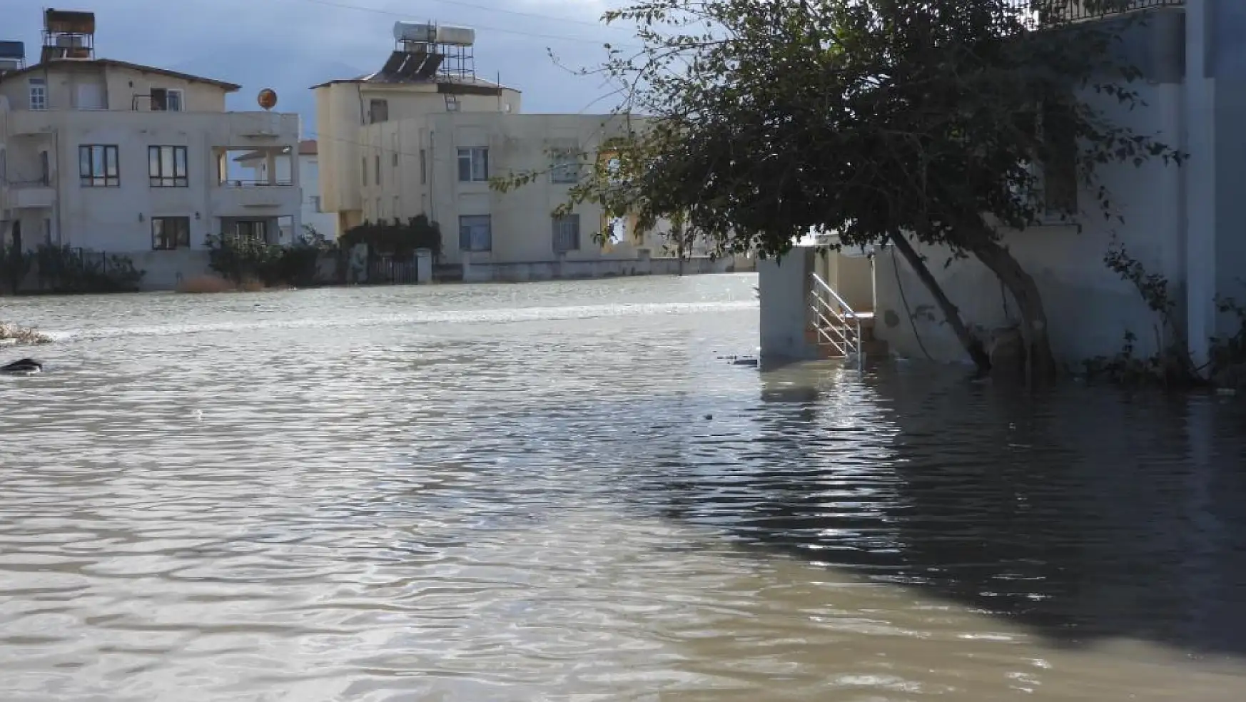 Deprem bölgesi su altında: Hatay'da bazı evleri su bastı