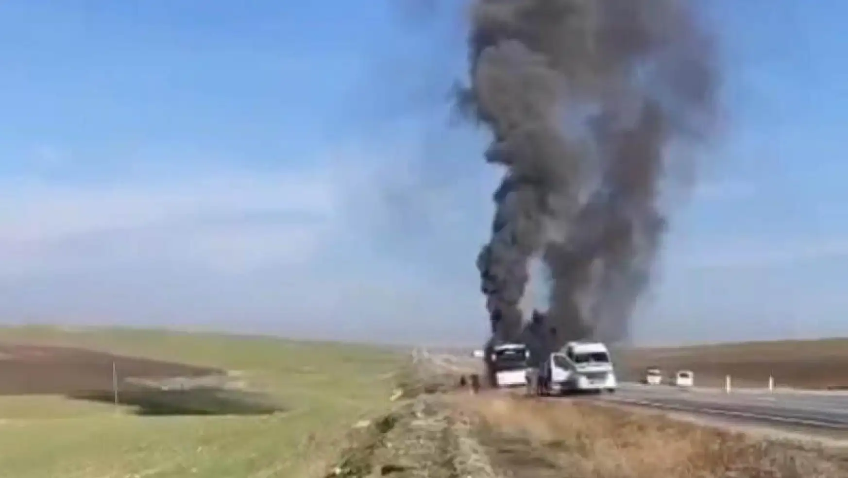 Diyarbakır'da seyir halindeki yolcu otobüsü alev aldı
