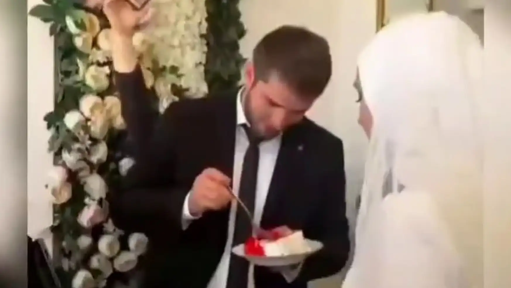 Düğün pastasını ilk olarak annesine yedirdi, gündeme oturdu!