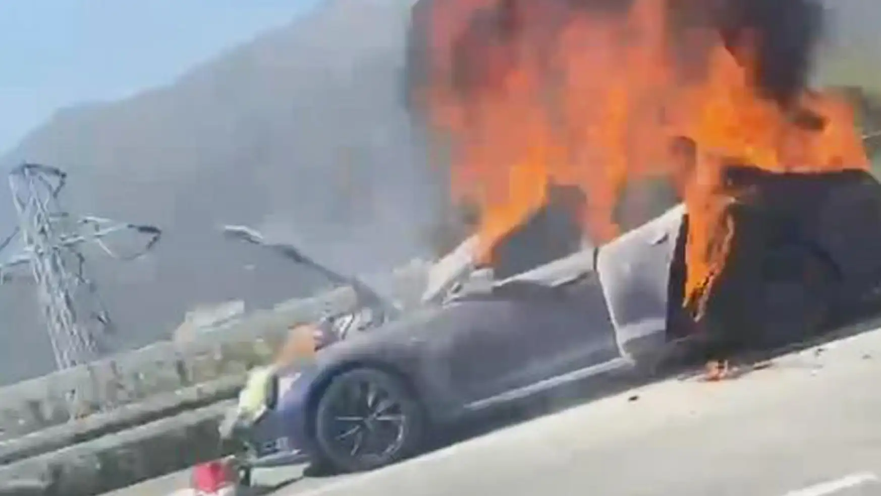 Elektrikli araç seyir halindeyken yanmaya başladı: Sürücü son anda kurtuldu
