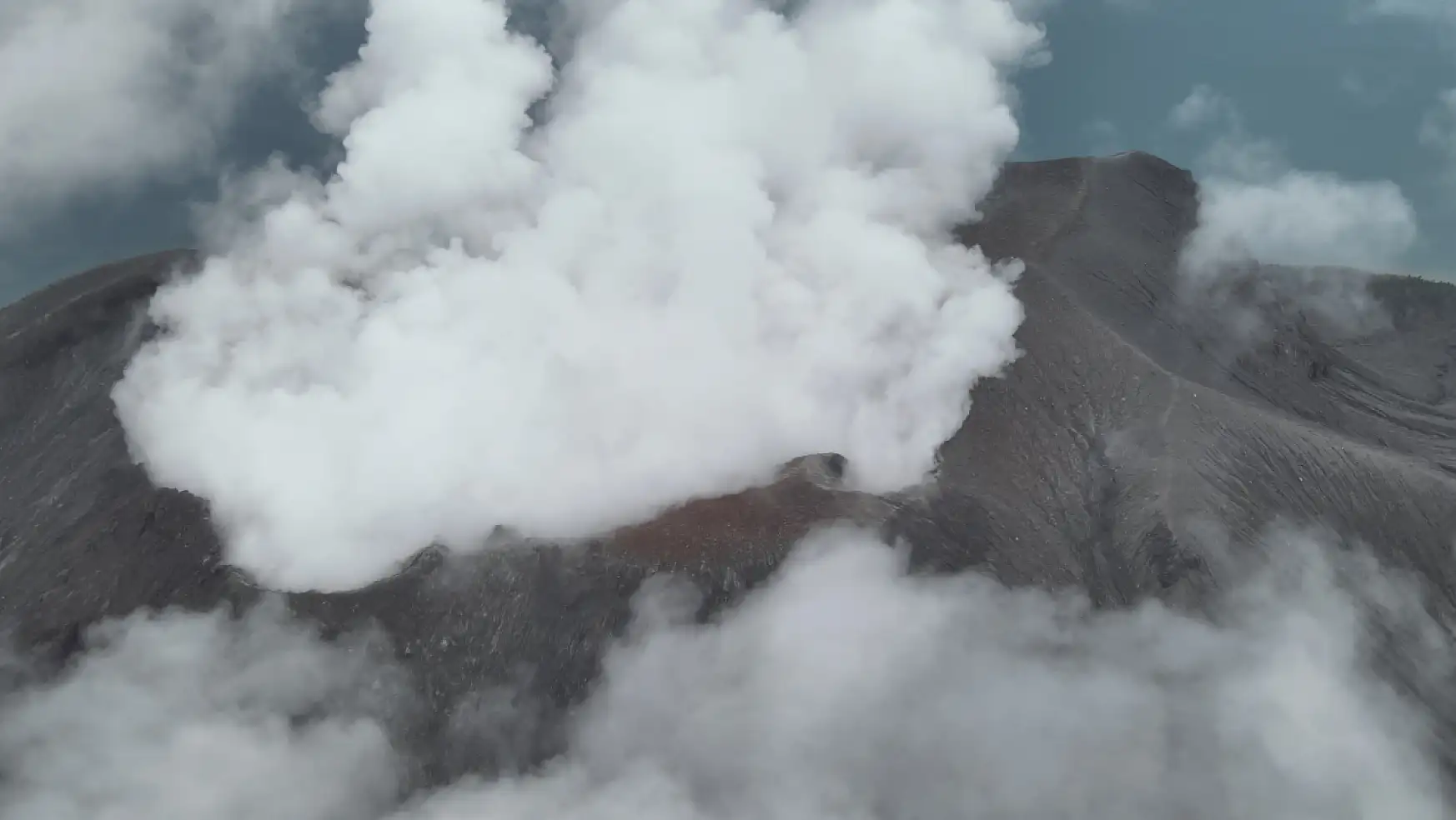 Endonezya'nın kuzeyindeki Ruang Yanardağ'nda patlama meydana geldi