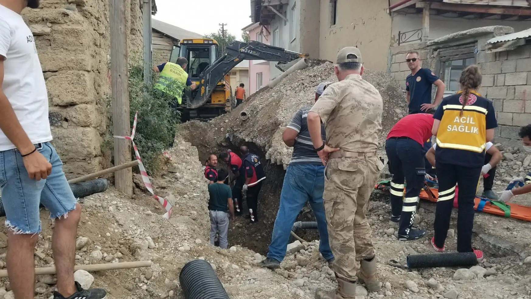 Erzincan'da göçük, 1 işçi kurtarılmaya çalışılıyor