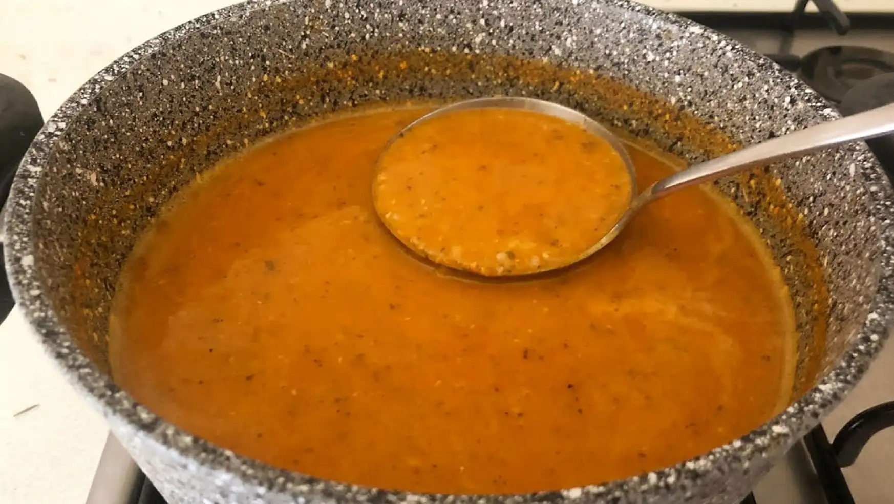 Ezogelin çorbası nasıl yapılır? Bu aşçılık sırrıyla ezogelin çorbası asla toplaklanmıyor 