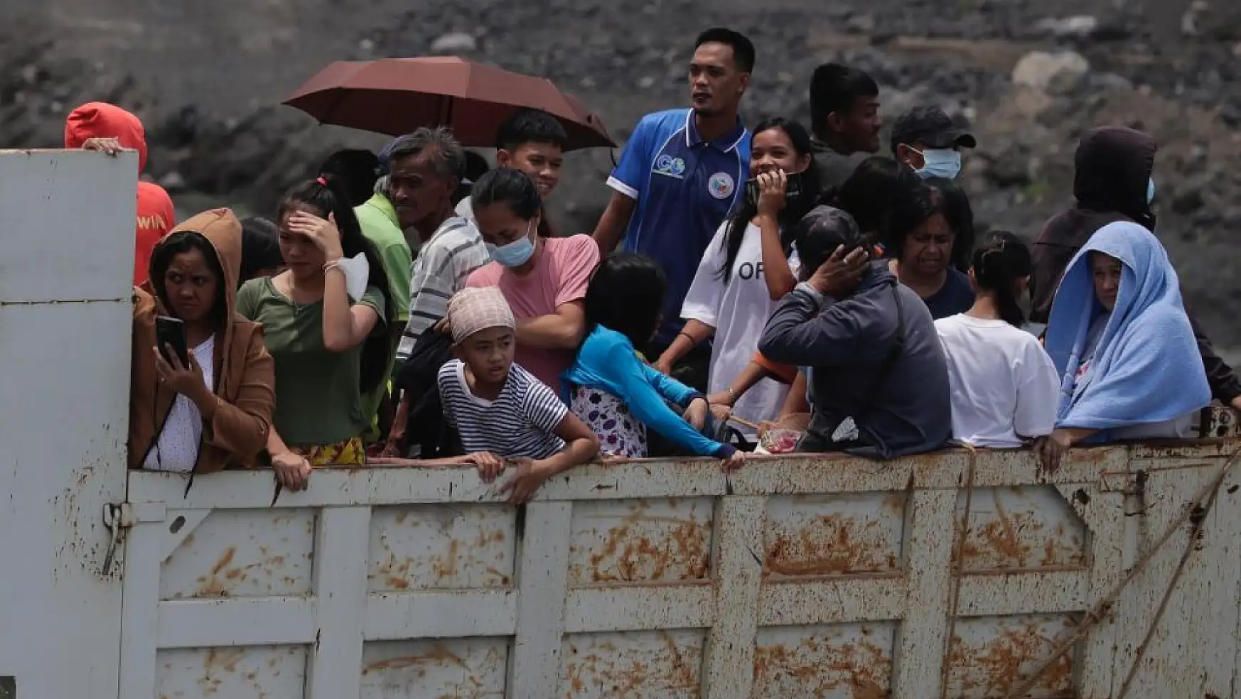 Filipinler'de halk panikte, 13 bin kişi tahliye edildi