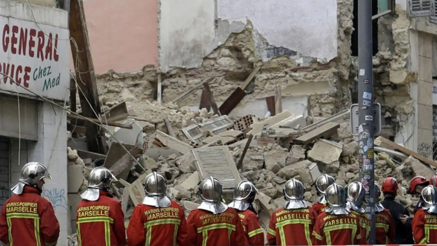 Fransa'da binalar art arda çöktü: Yaklaşık 10 kişi enkaz altında kaldı