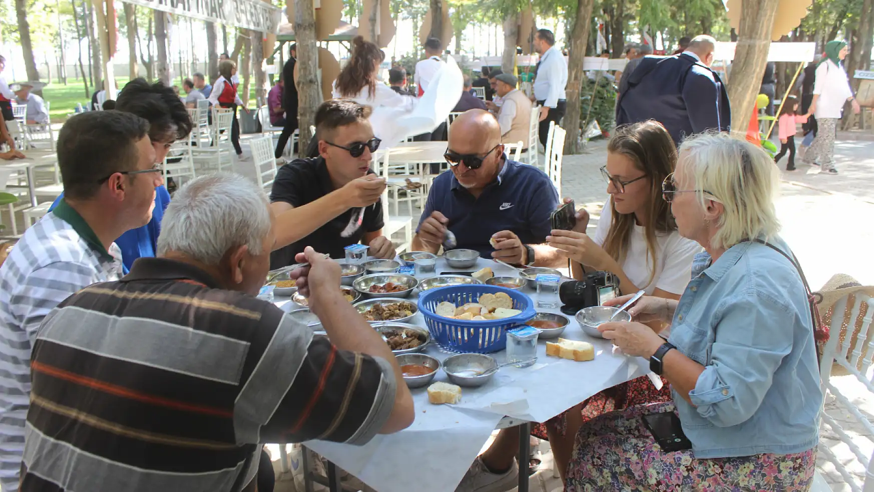 Fransız turistler Konya'da düğüne katıldı