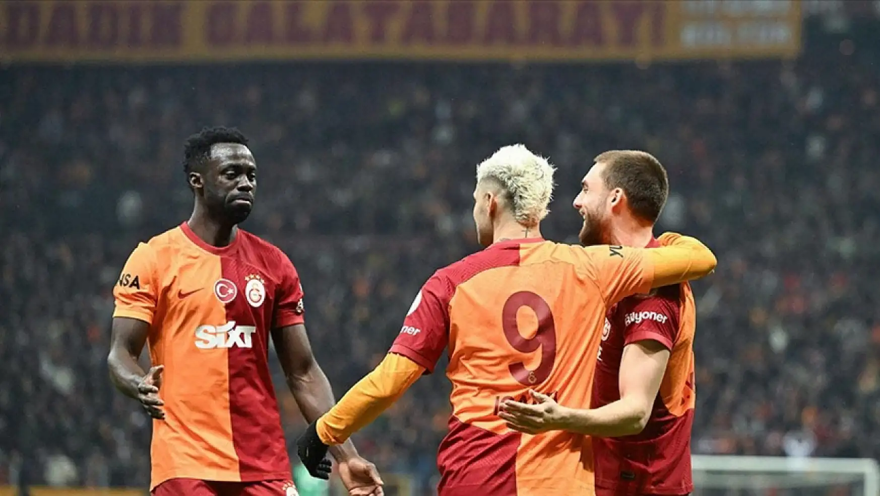 Galatasaray 200 yabancı oyuncuya imza attırdı!