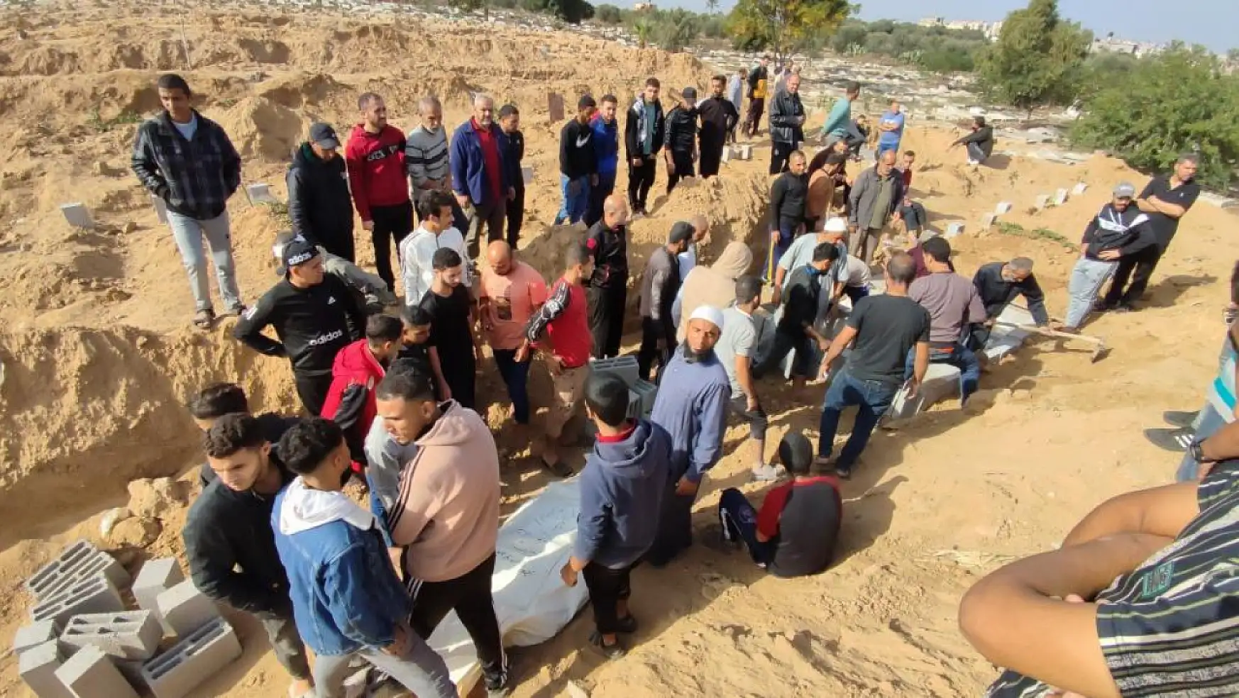 Gazze'de hayatını kaybedenler toplu olarak gömüldü