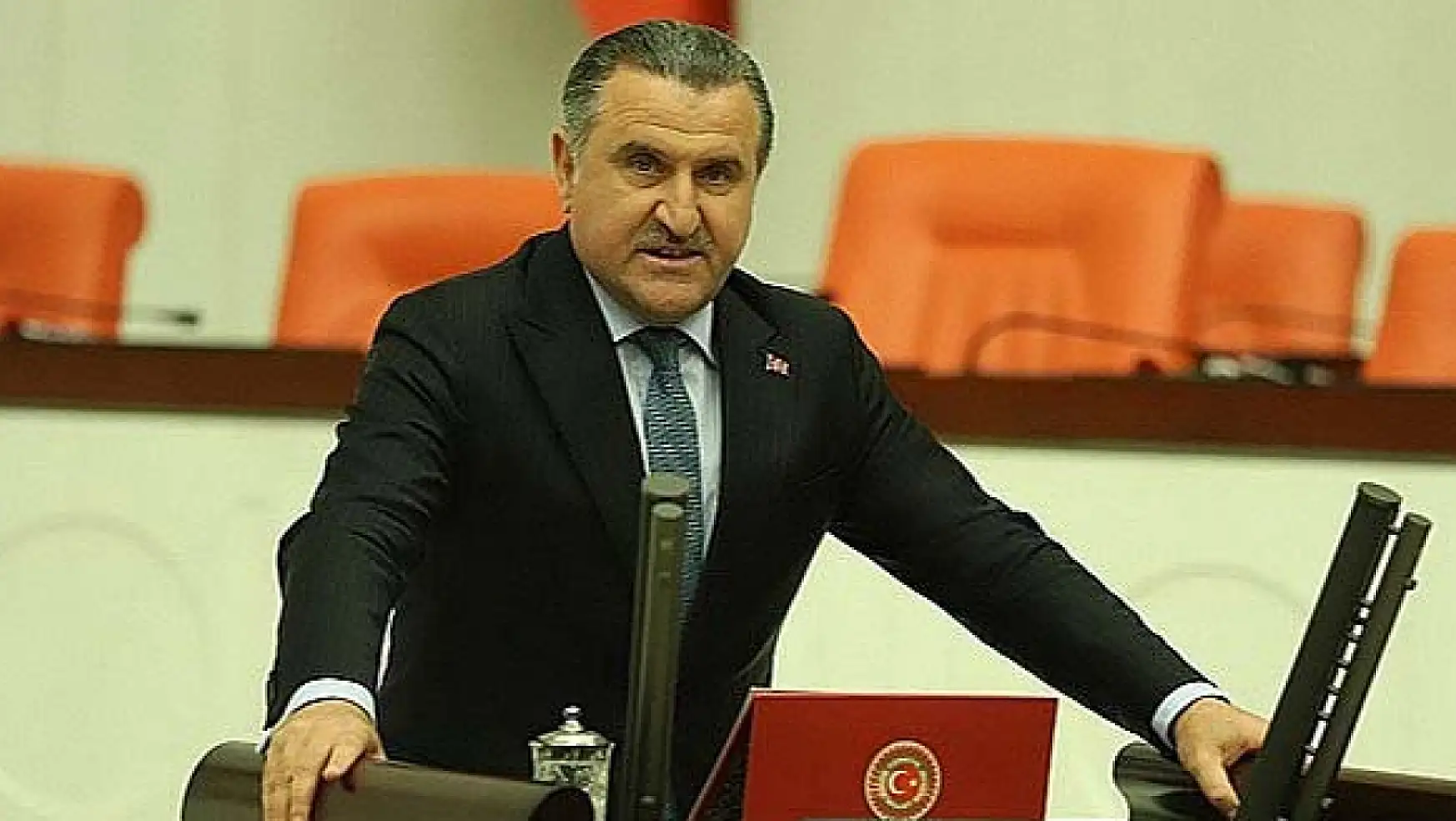 Gençlik ve Spor Bakanı Dr. Osman Aşkın Bak, Konyaspor Başkanını tebrik etti