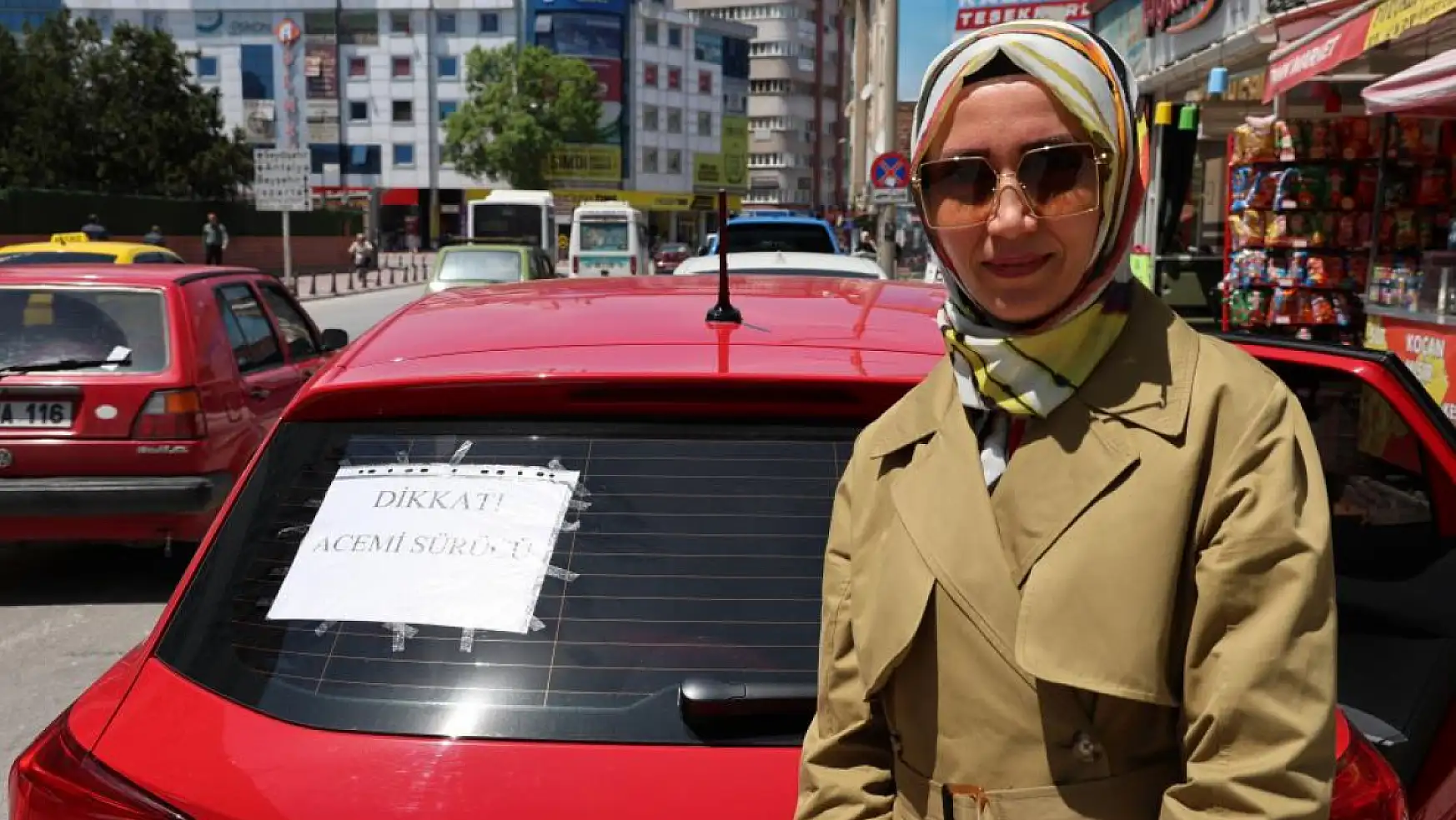Gören bir daha bakıyor! Konya'da dikkat acemi sürücü yazısıyla dikkat çekiyor!