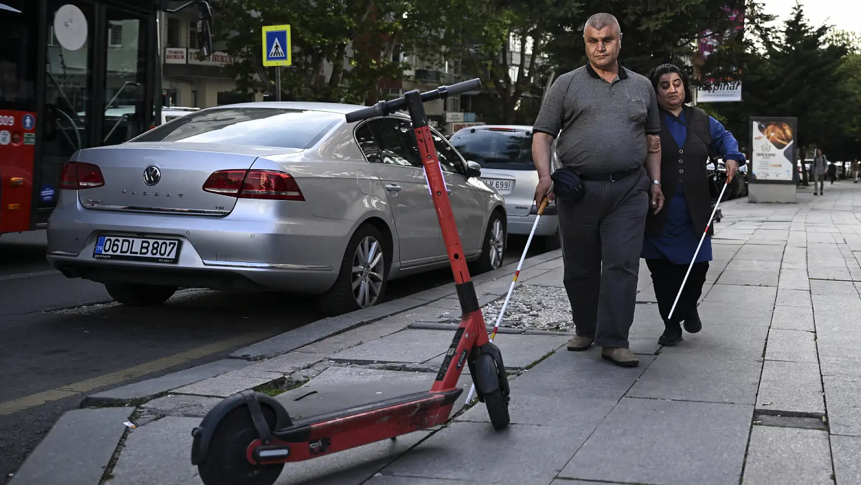 Görme engelliler, şehirlerde yaşamı kolaylaştıracak tedbirlerin alınmasını istiyor