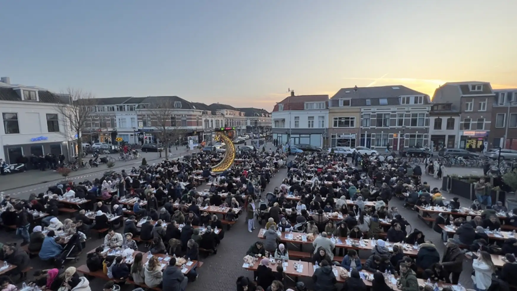 Hollanda'da 1500 kişilik sokak iftarı
