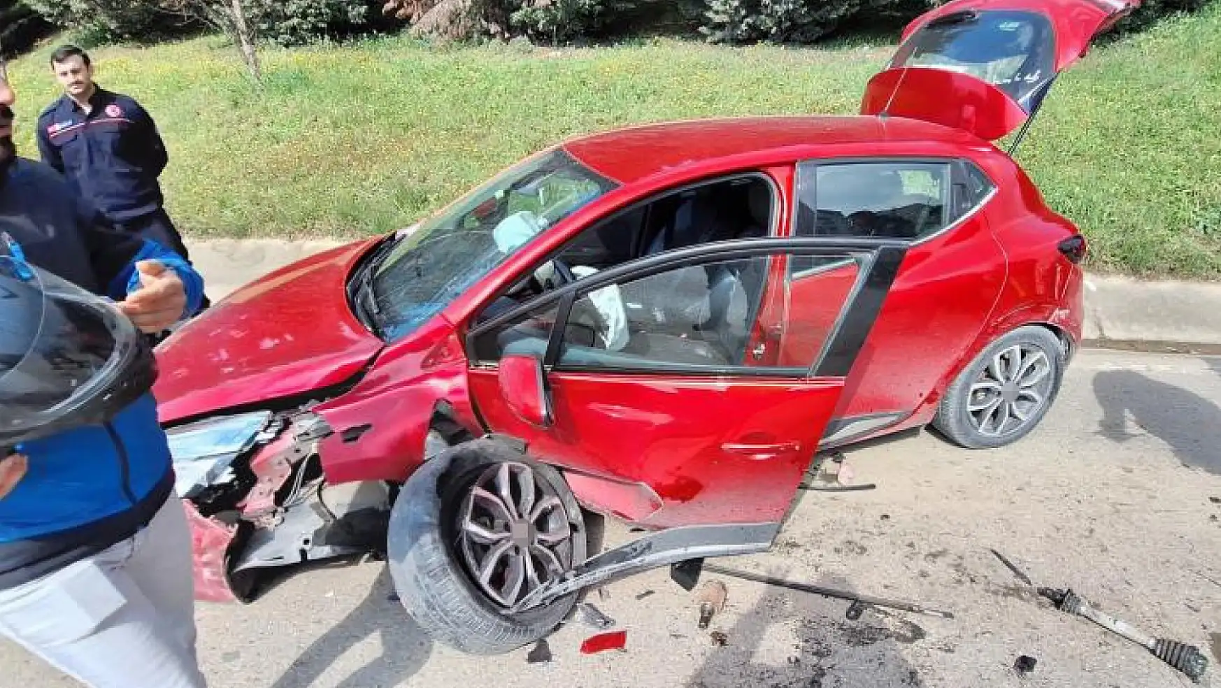 İki aracın kafa kafaya çarpıştığı kazada sürücüler yara almadan kurtuldu