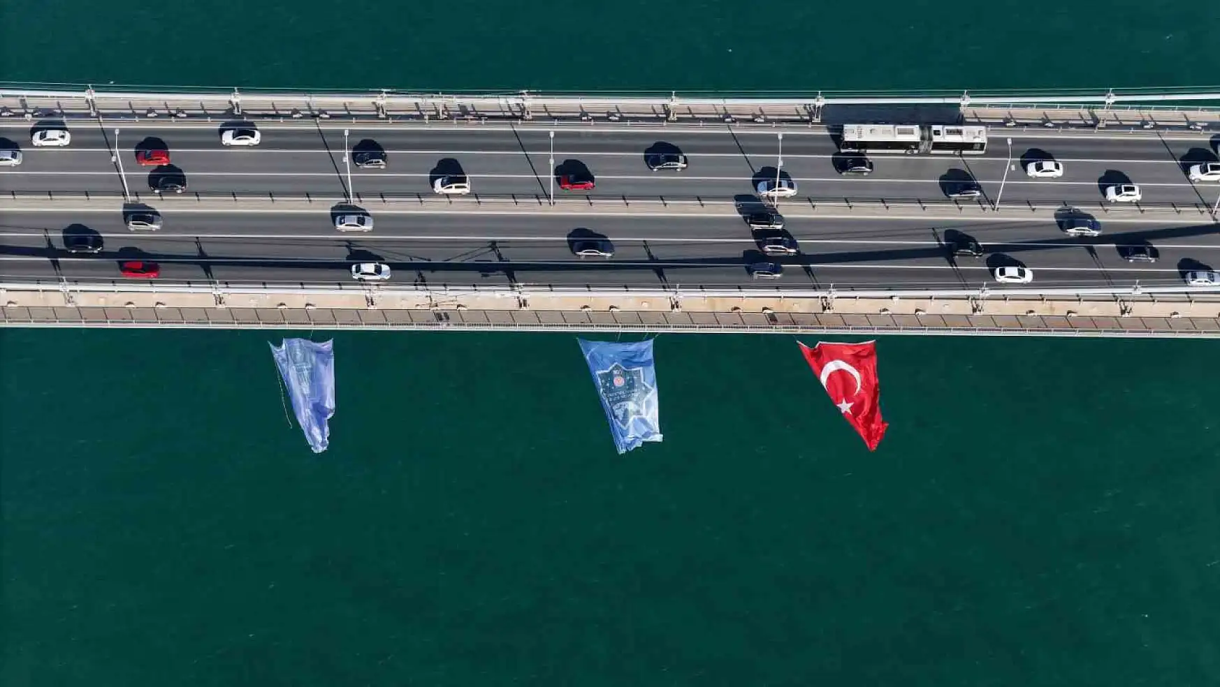 İki kıta ortasında Türk Bayrağı asıldı