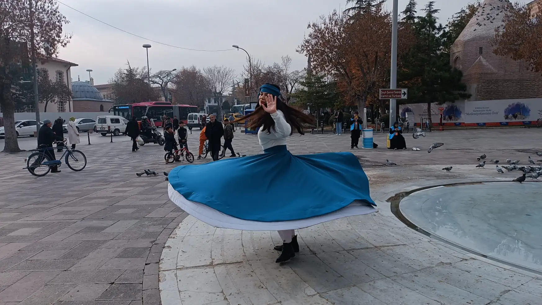 İranlı eğitmen Mevlâna aşkını Konya sokaklarına taşıdı!