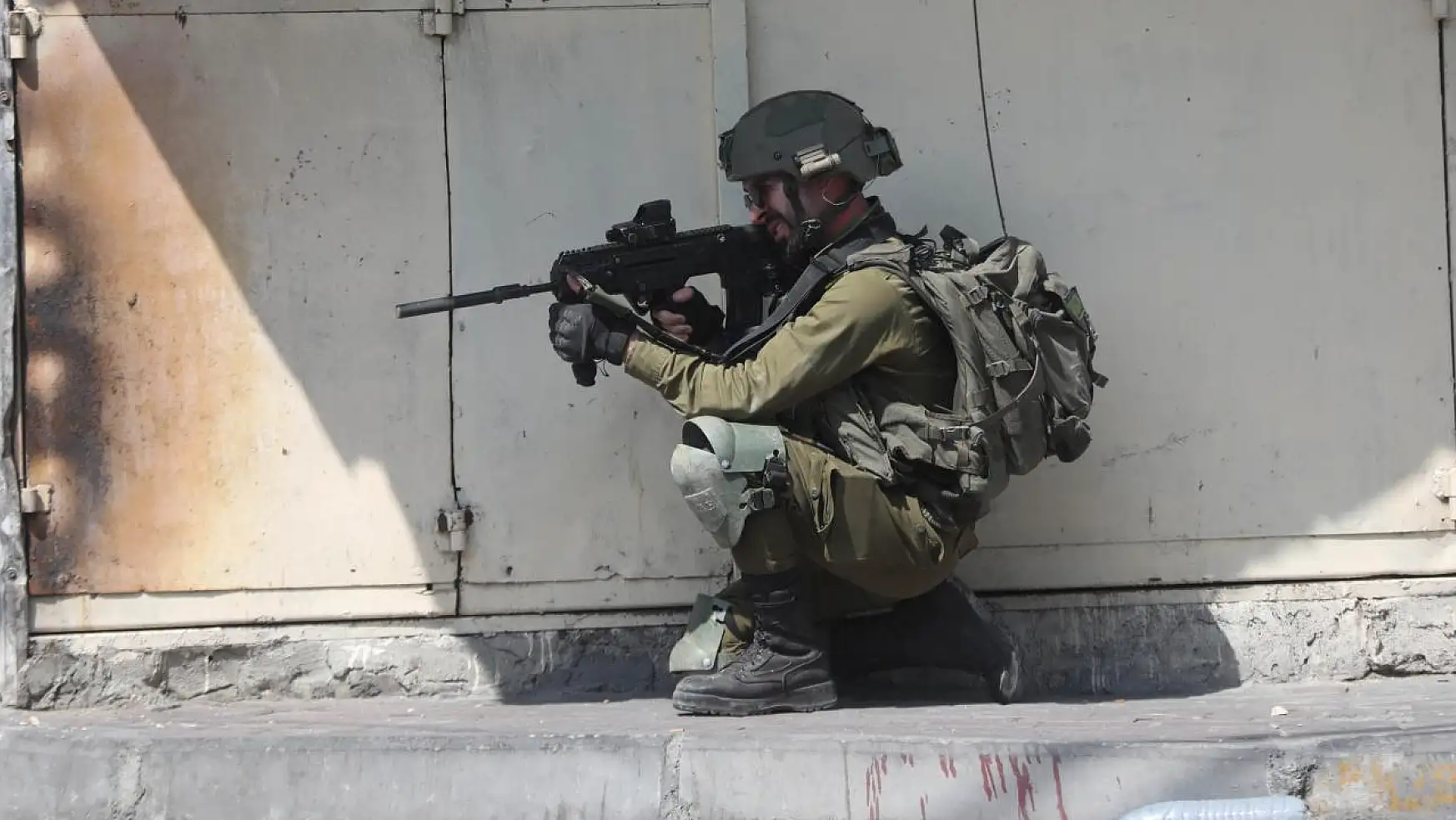 İsrail askerleri Batı Şeria'da yaralılara ulaşmak isteyen ambulanslara geçit vermedi