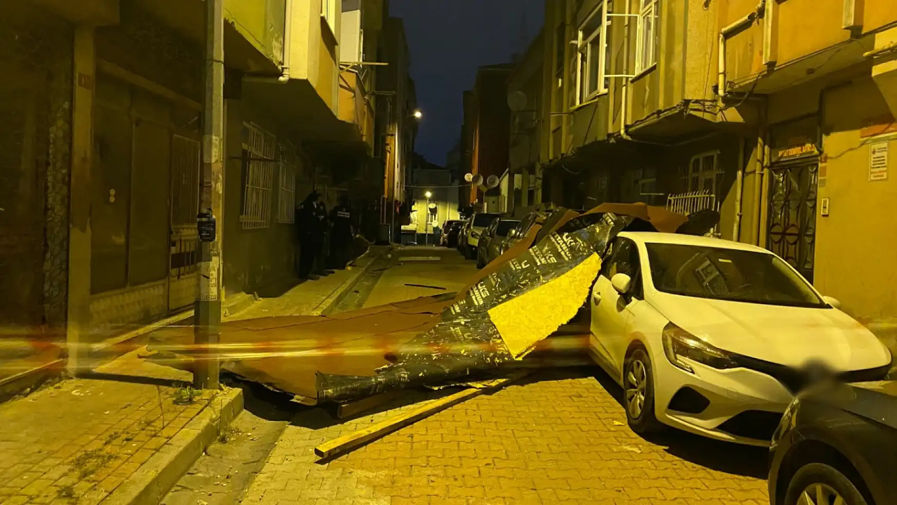 İstanbul'da fırtına sonucu bir evin çatısı uçtu