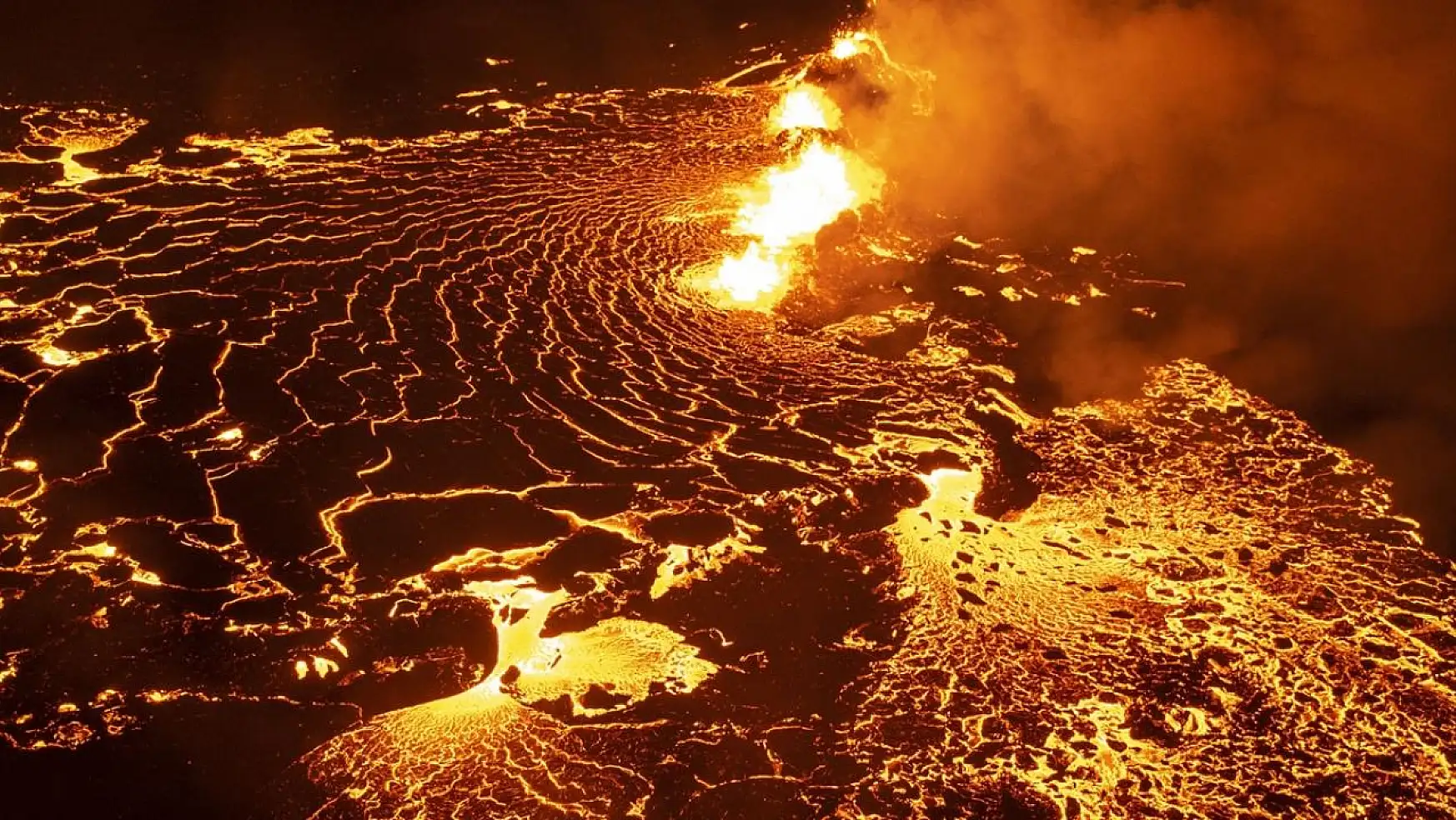 İzlanda'da depremin ardından yanardağ patladı!