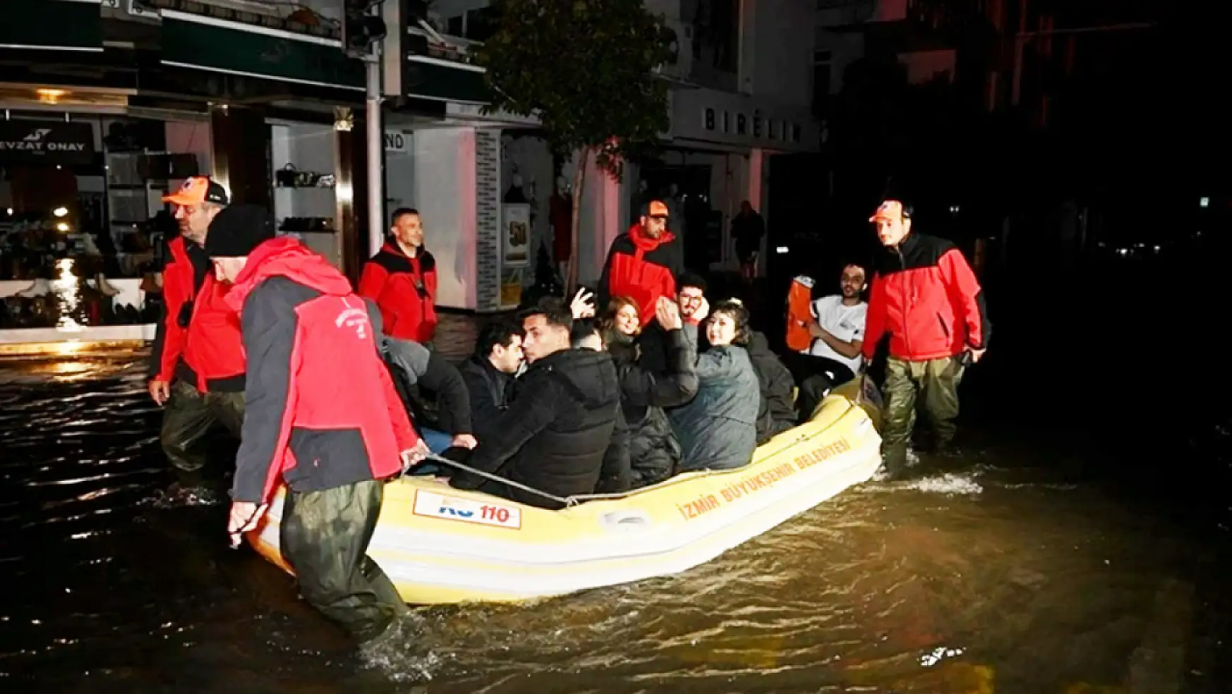 İzmir'de eğlence mekanında mahsur kalan kişiler lastik botla kurtarıldı