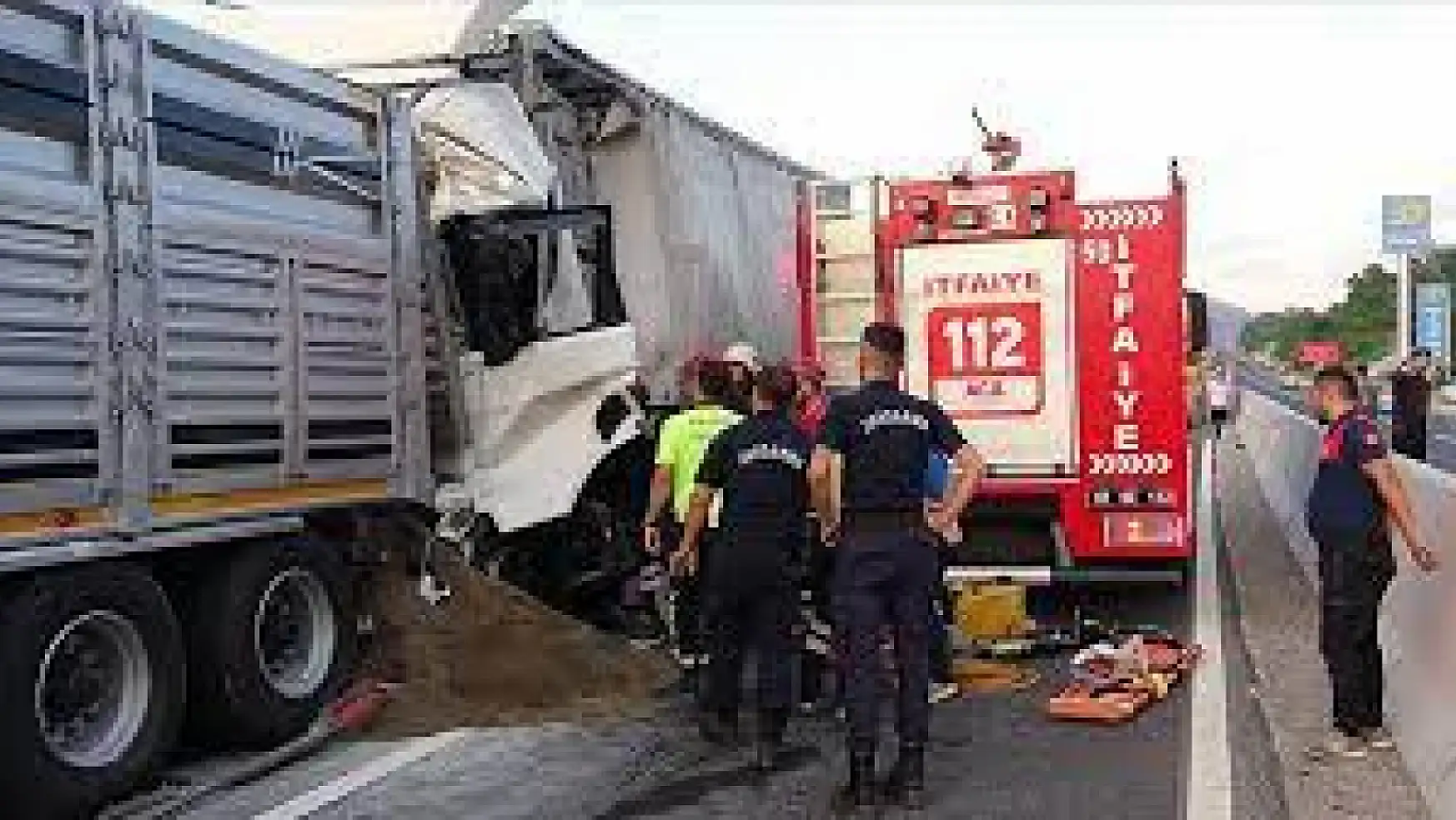 İzmir'de feci kaza! Tır ile kamyon çarpıştı 1 kişi öldü
