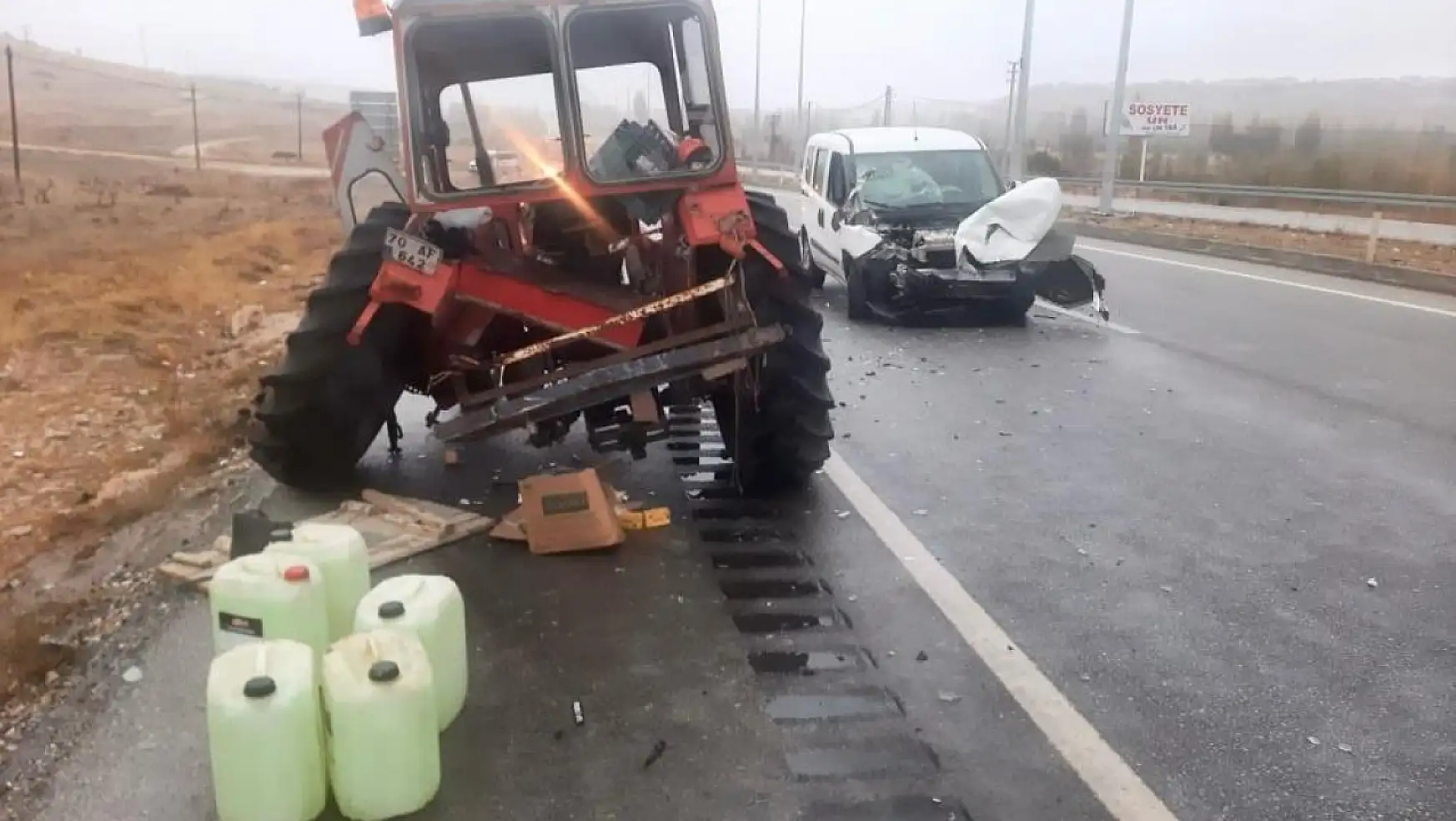 Karaman'da hafif ticari araç traktöre çarptı: 2 yaralı
