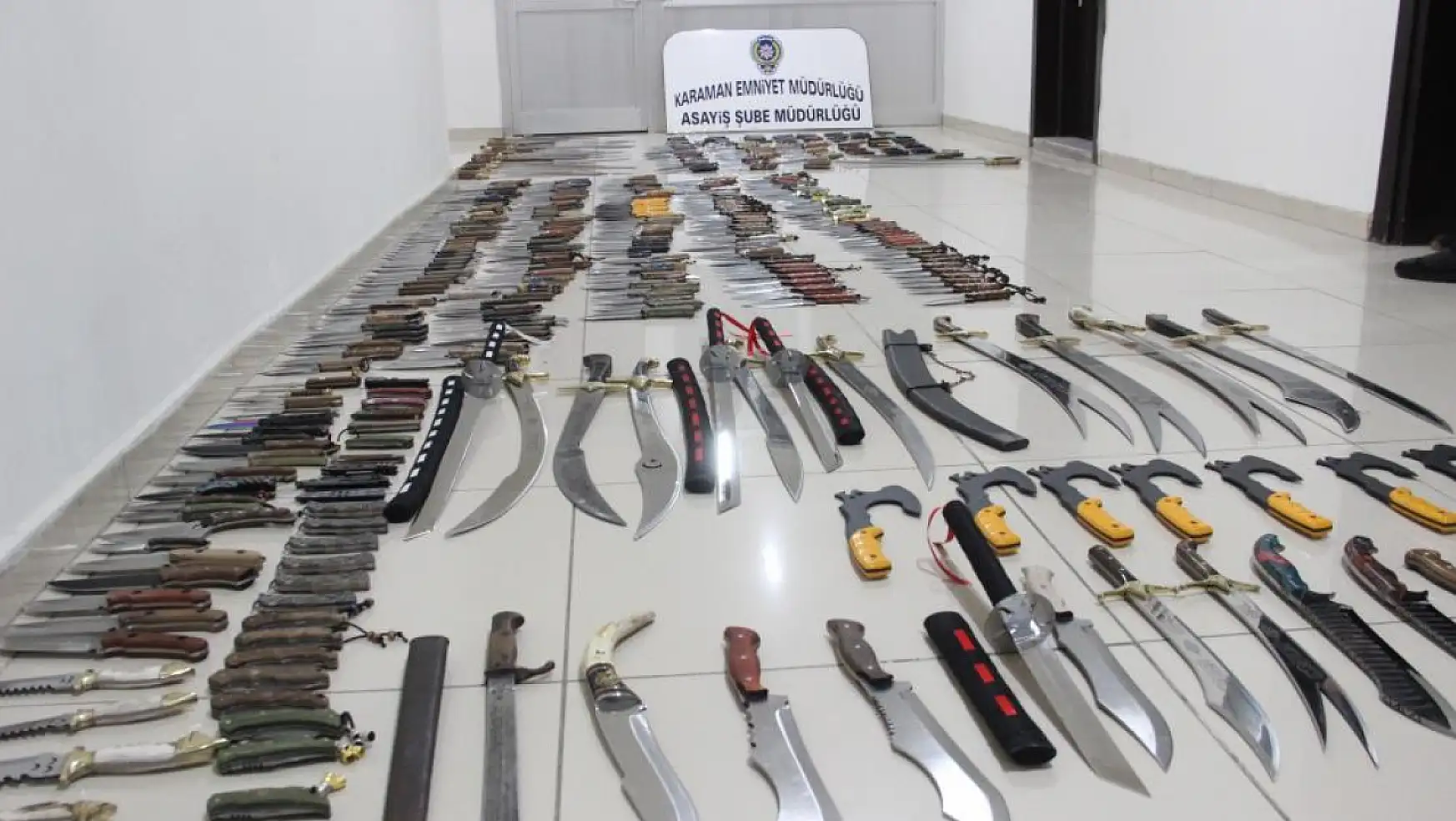 Karaman'da polis operasyon düzenledi: Çok sayıda satışı yasak kesici ve delici alet ele geçirdi