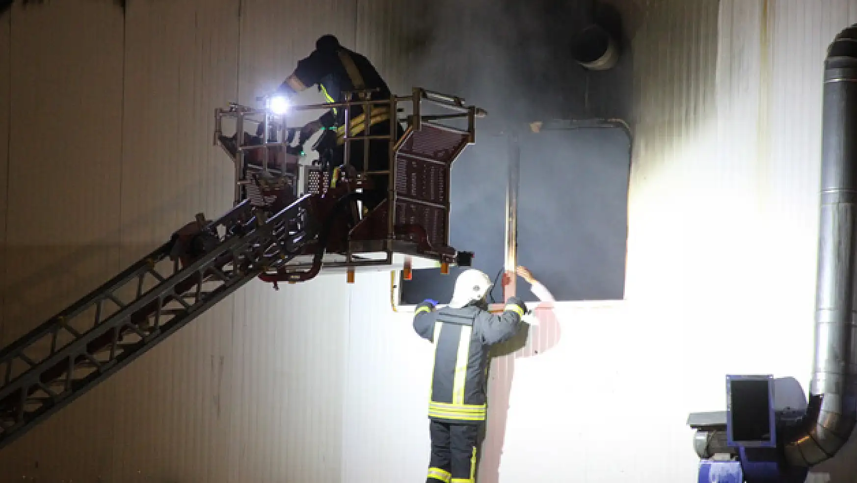 Karaman'da bisküvi fabrikasında yangın çıktı, 10 işçi dumandan etkilendi