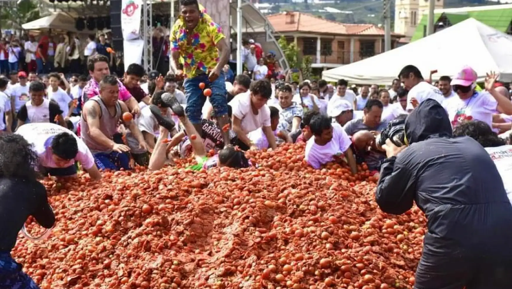 Kolombiya'daki domates festivali La Tomatina'da 40 ton domates kullanıldı