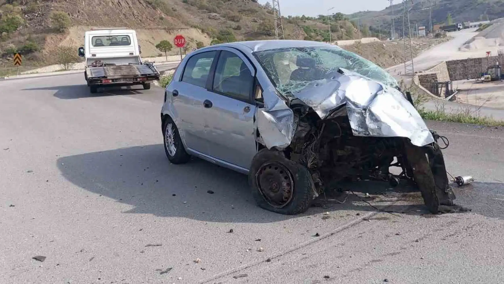 Kontrolden çıkan otomobil kazası: Sürücü hayatını kaybetti, eşi yaralandı