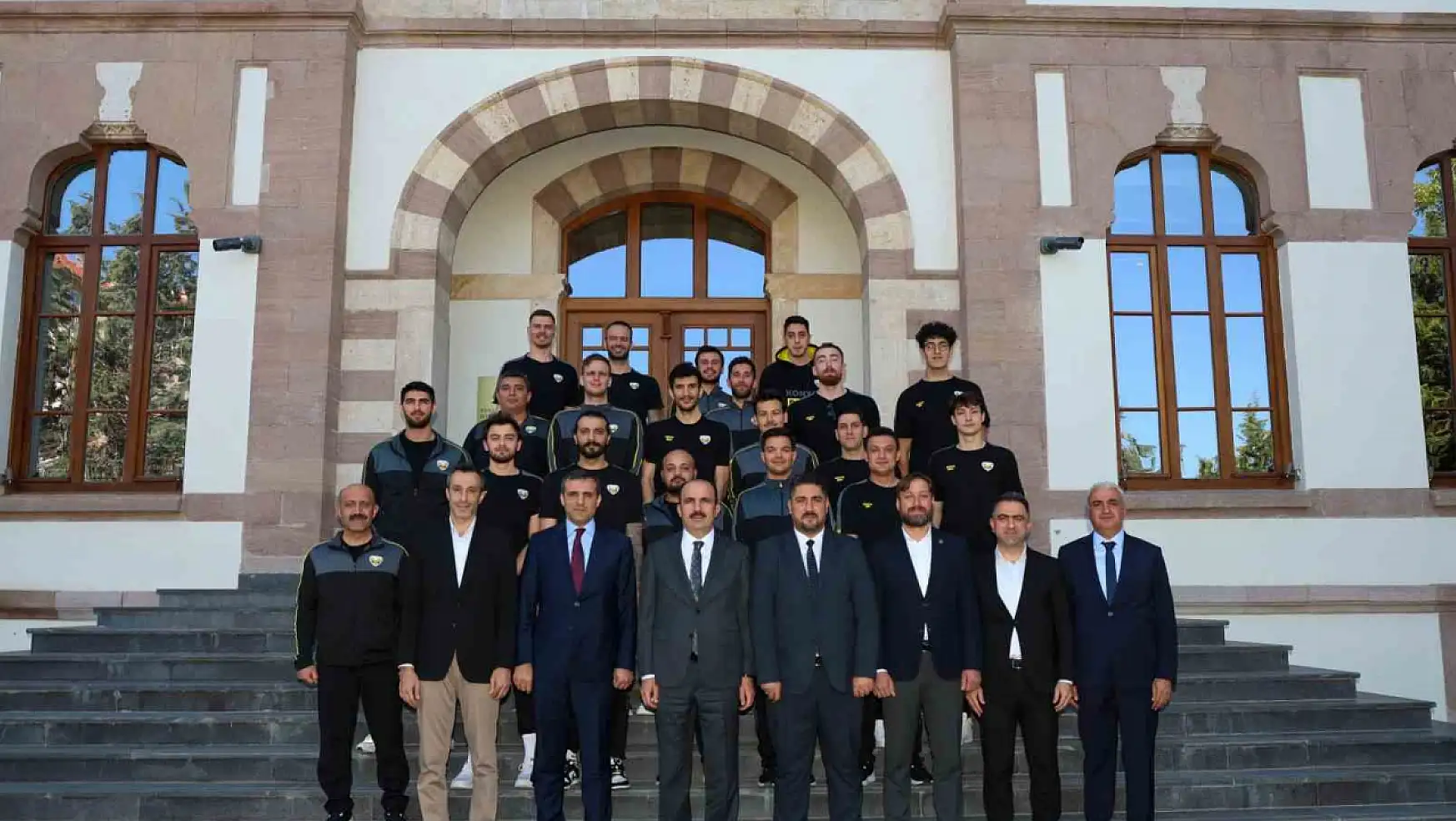 Konya Büyükşehir Belediyespor Basketbol Takımı Başkan Altay'ı ziyaret etti