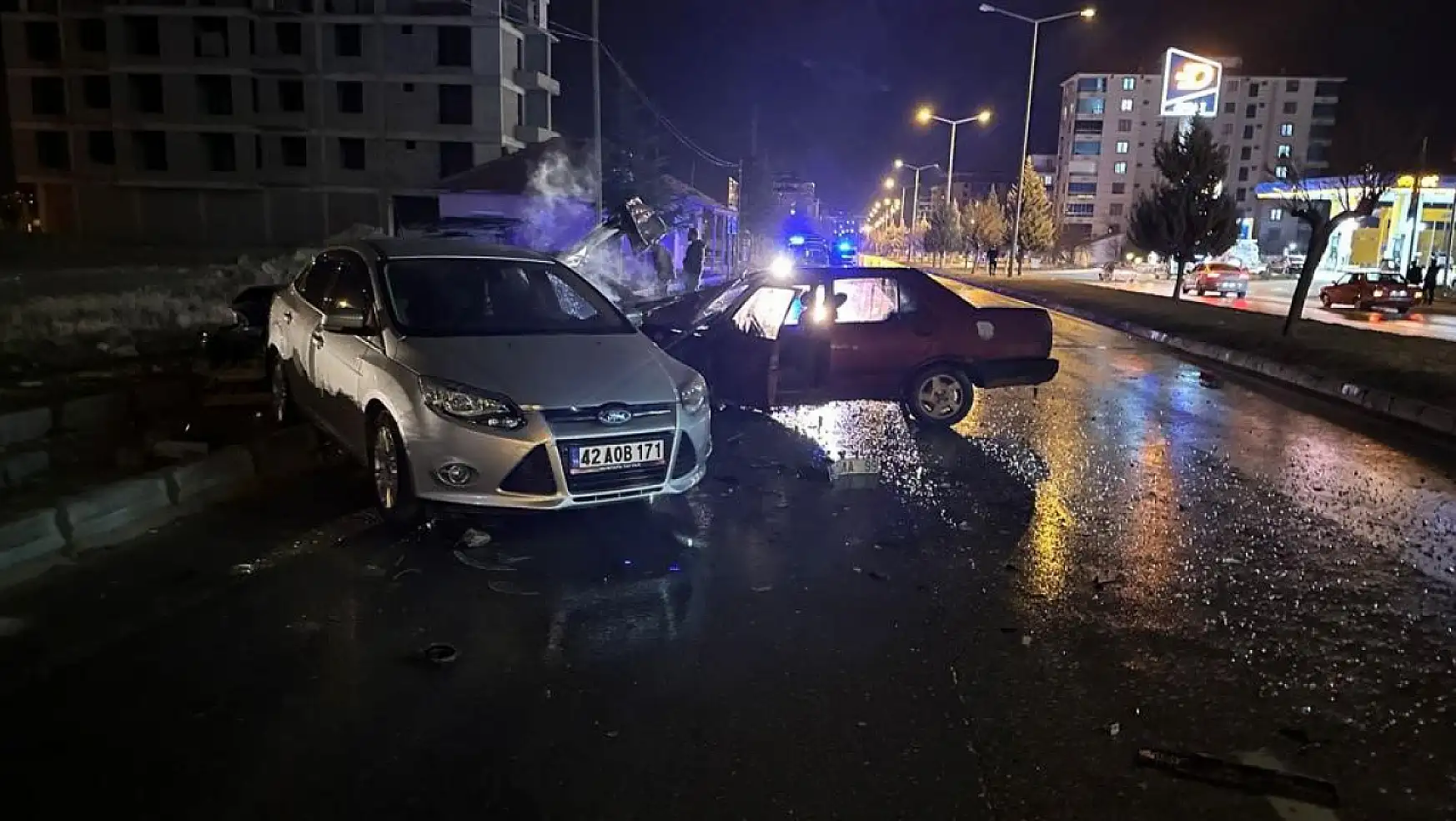 Konya'da alkollü sürücü park halindeki araca çarptı