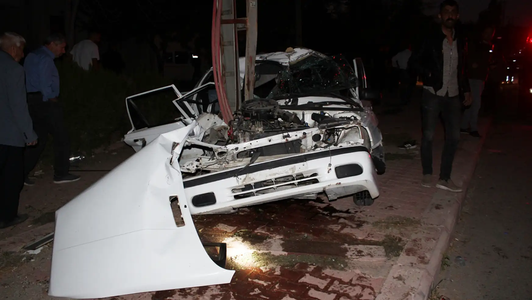Konya'da aracın elektrik direğine çarpması sonucu 1 kişi öldü 3 kişi yaralandı