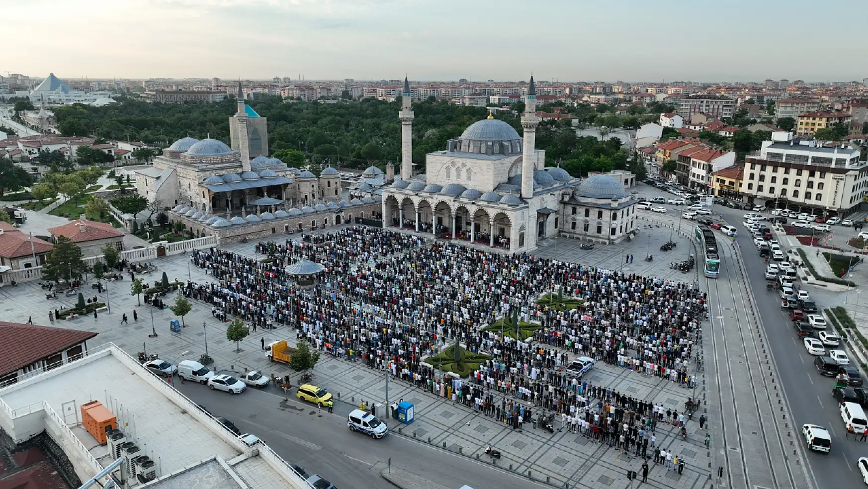 Konya'da binlerce kişi bayram namazında Mevlana Meydanı'nı doldurdu