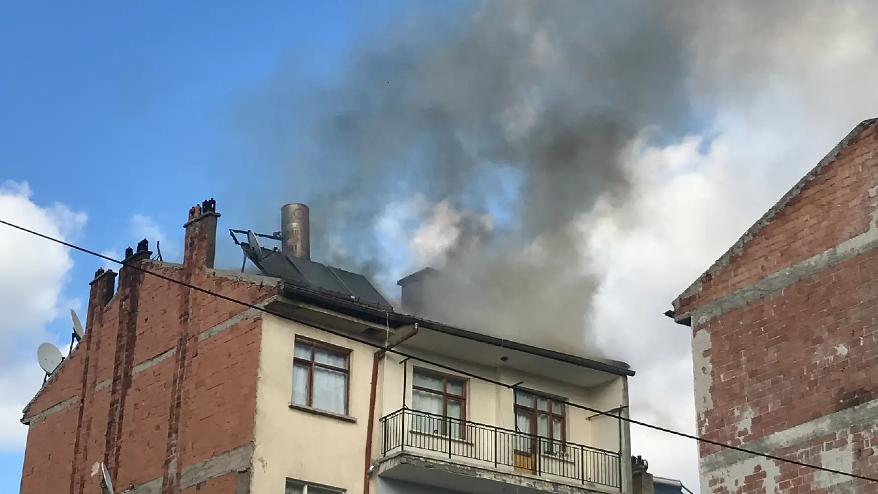 Konya'da bir binanın çatısı alev alev yandı