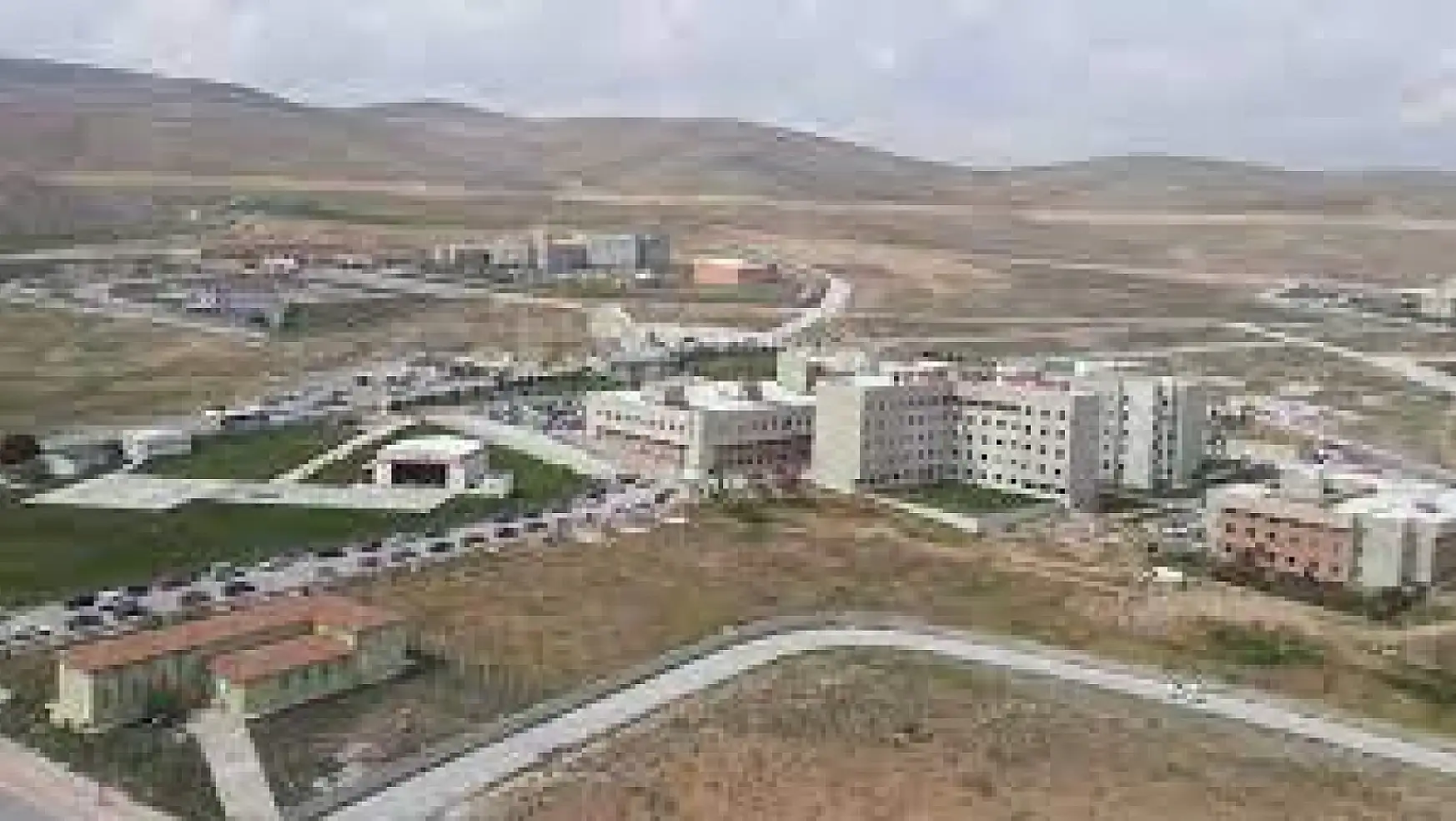 Konya'da bir hastanenin girişinde yer alan ve tartışmalara neden olan yazıyla ilgili gerçekler belli oldu: Muhalif kesimin paylaşımları doğru değil!