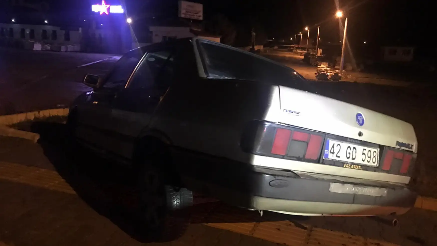 Konya'da bir otomobil refüje çarptı!