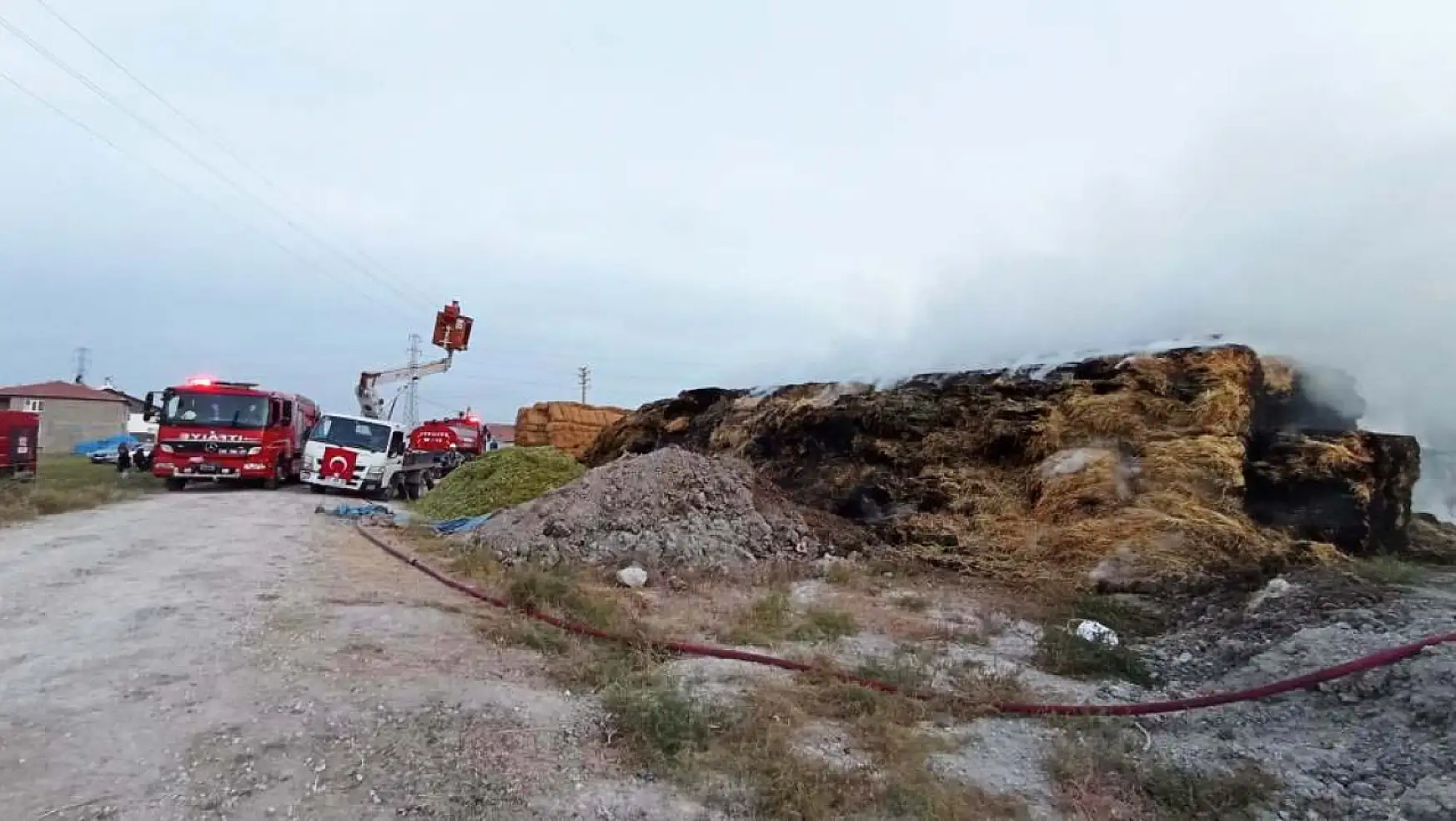 Konya'da boş arazide bulunan saman balyaları elektrik telinin kopması sonucu yandı!