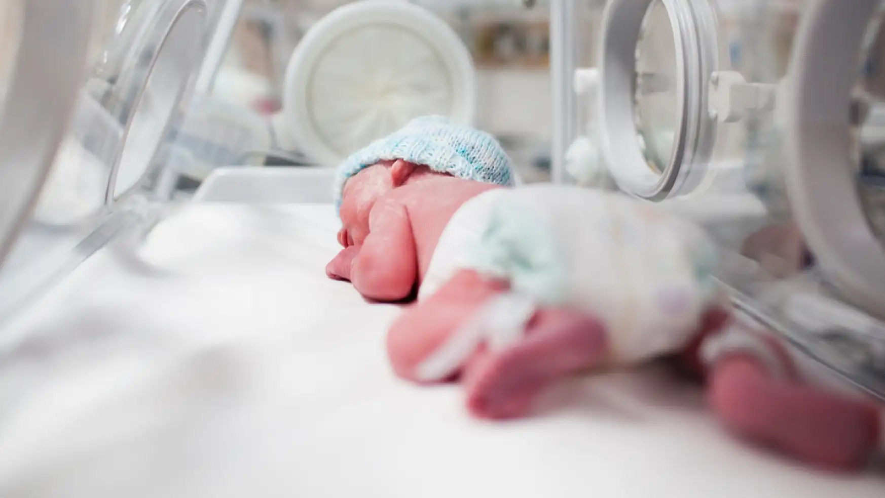 Konya'da erken doğan ikiz bebekler 7 aylık oldu!
