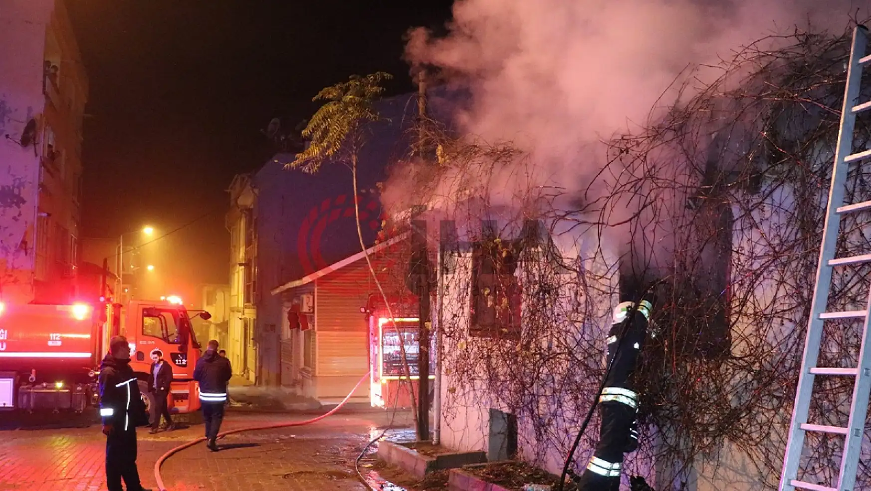 Konya'da eşinden ayrıldı evini yaktı